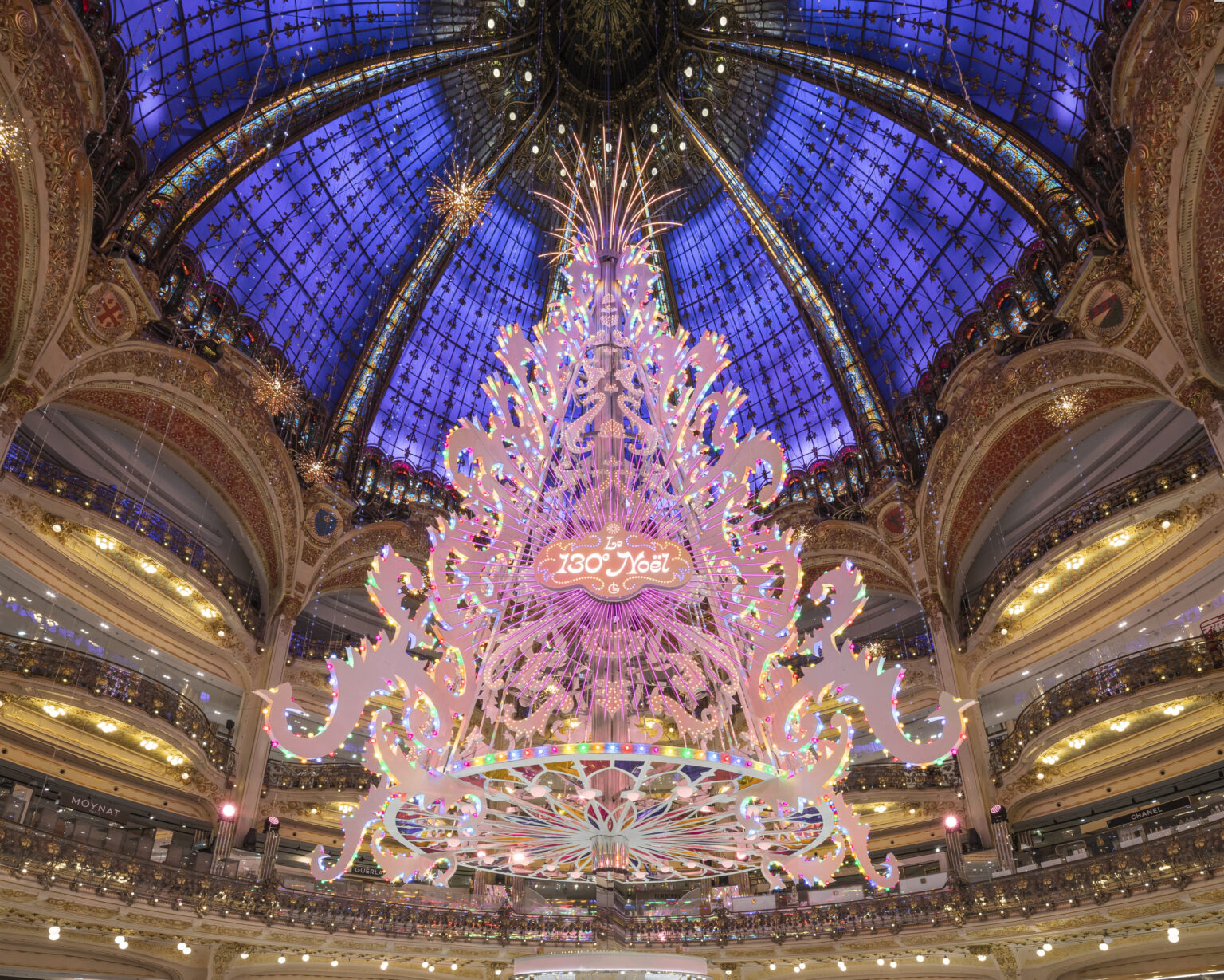 Cei mai frumoși brazi de Crăciun din lume. Bradul din Galeriile Lafayette, din Paris, printre cei mai spectaculoși