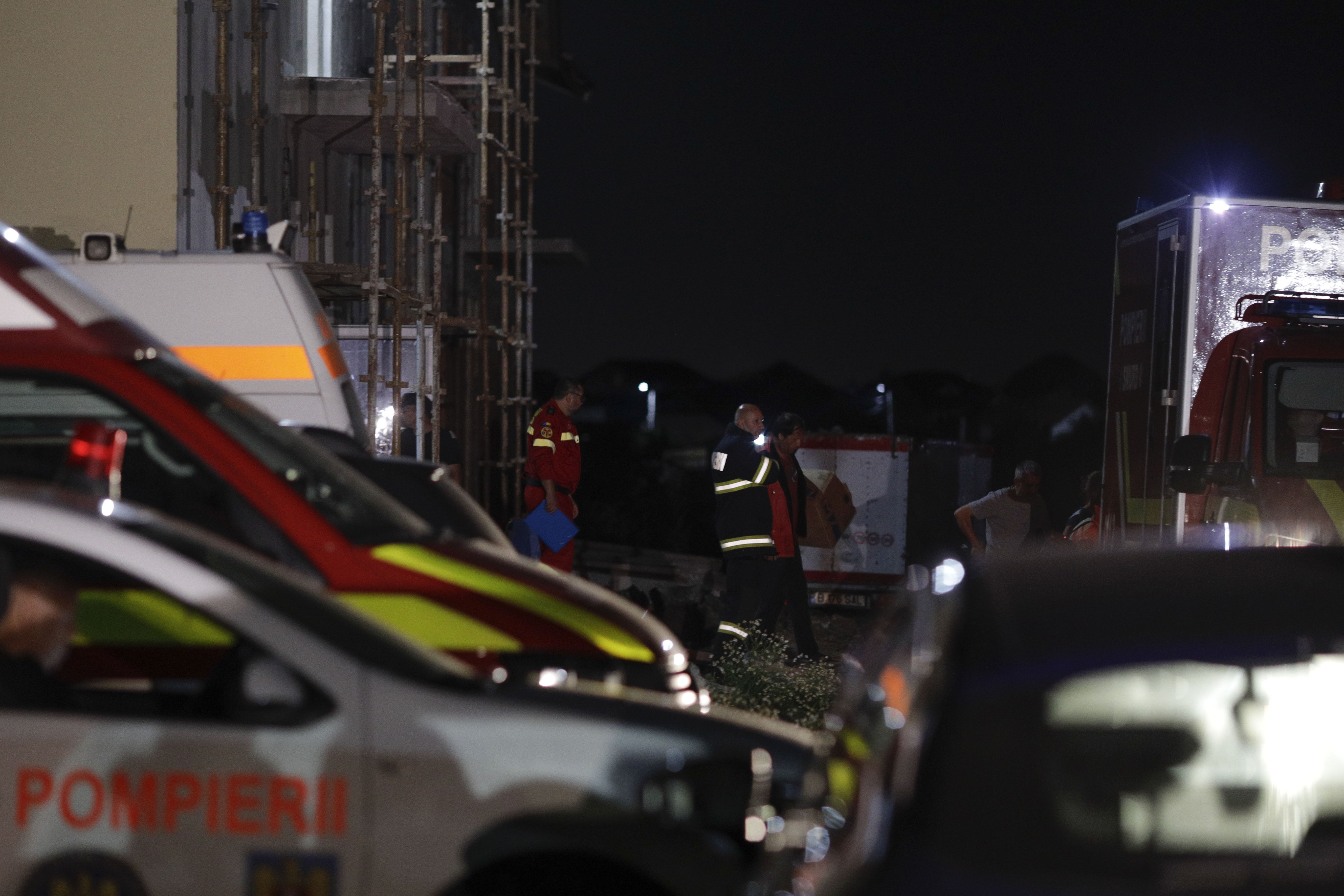 11 vârstnici, scoși dintr-un azil din București și duși într-o clădire în construcție din Ilfov, ca să nu fie găsiți la control. FOTO