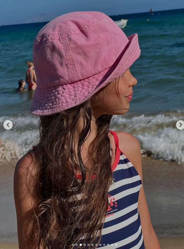 Cum a apărut Simona Gherghe pe plaja din Grecia. Într-un costum de baie din două piese, vedeta a atras atenția tuturor