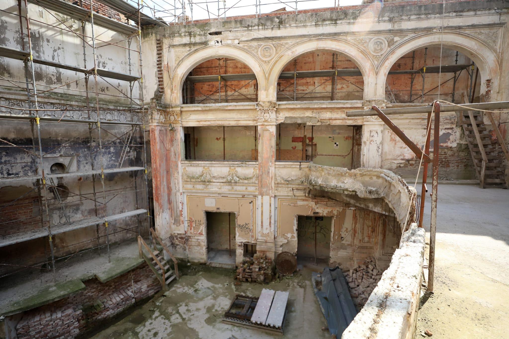 Am intrat pe șantier! Renaște cinematograful Marconi, monumentul istoric abandonat la Gara de Nord. Inaugurare specială cu șuncă, șpriț și țuică