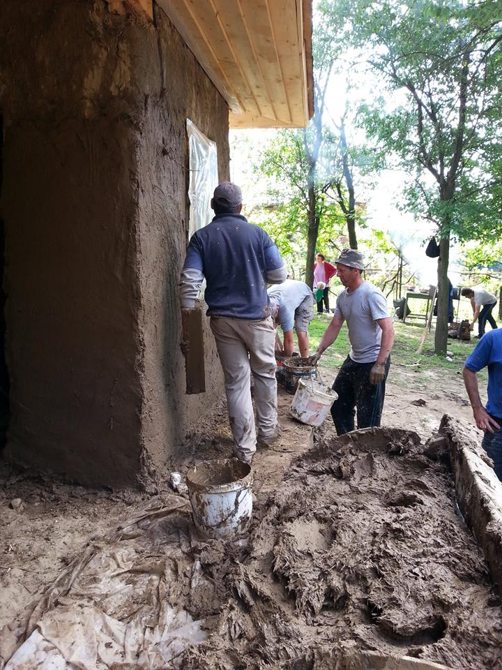 Clacă la casa lui George Enescu! Voluntarii au reparat pereții cu mâinile goale