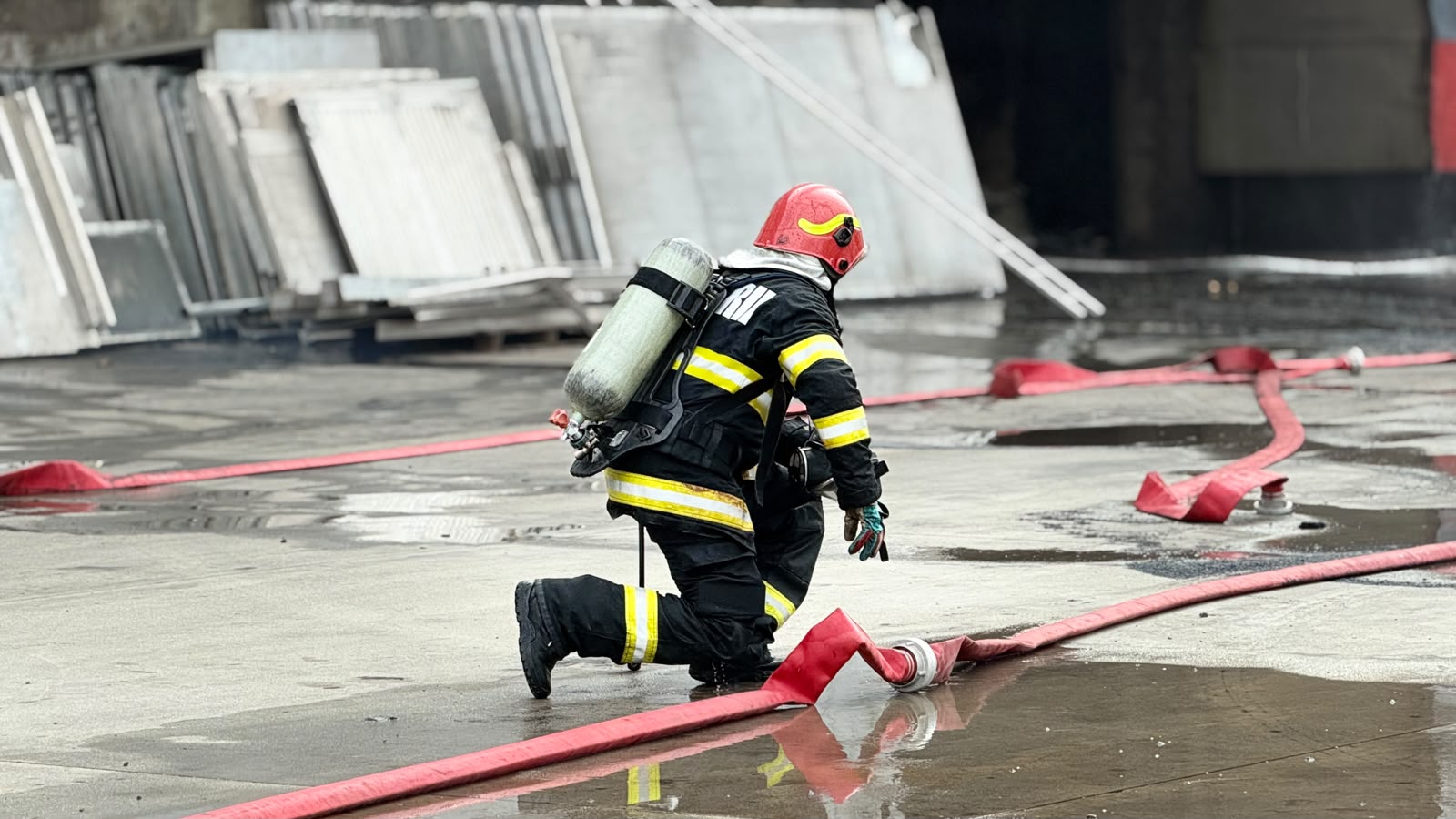 Incendiu puternic izbucnit la o fabrică de celuloză din Drobeta-Turnu Severin, județul Mehedinți