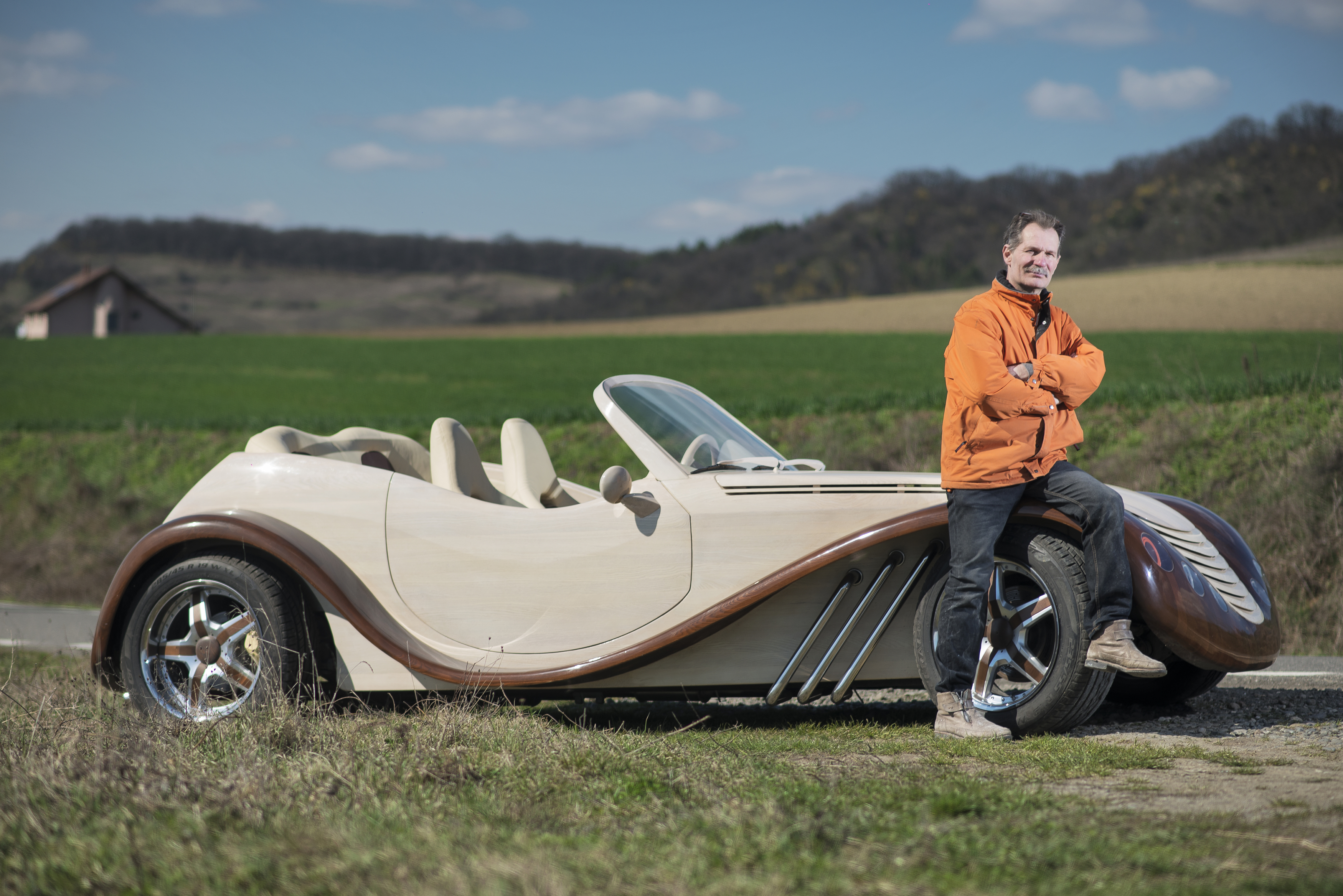 O mașină construită de un român e vedetă în Marea Britanie. Autoturismul este făcut din lemn și valorează 18.000 de euro / FOTO și VIDEO