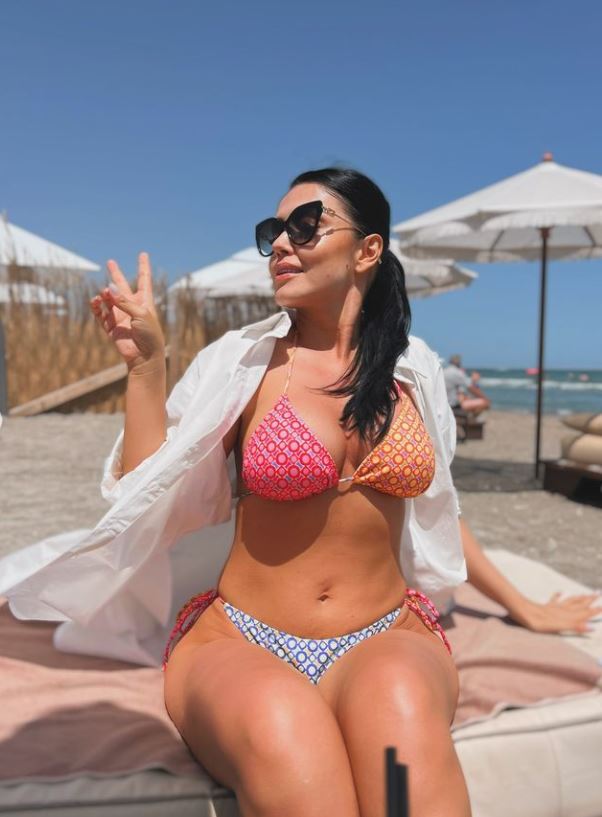 Imagini cu Andreea Mantea la plajă. Cum arată prezentatoarea în costum de baie