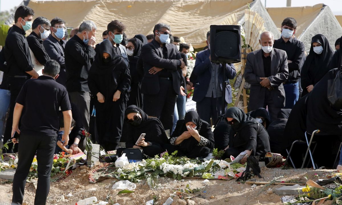 Cimitirele din Iran, neîncăpătoare pentru morții COVID. Sunt săpate morminte pe patru niveluri