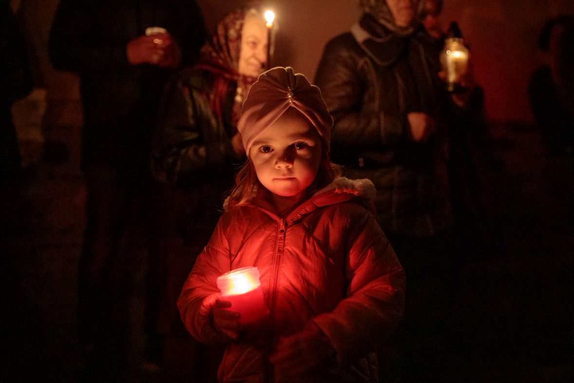 FOTOREPORTAJ. Învierea la Mănăstirea Putna, locul în care mai mulți refugiați ucraineni și-au găsit adăpost în calea războiului