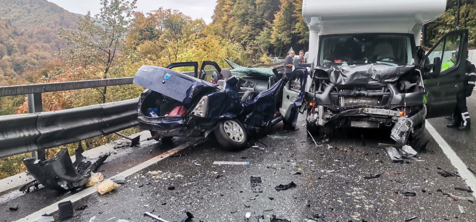 Mașină distrusă de o autorulotă, într-un accident în Prahova. Cinci persoane, printre care și un bebeluș, au fost rănite