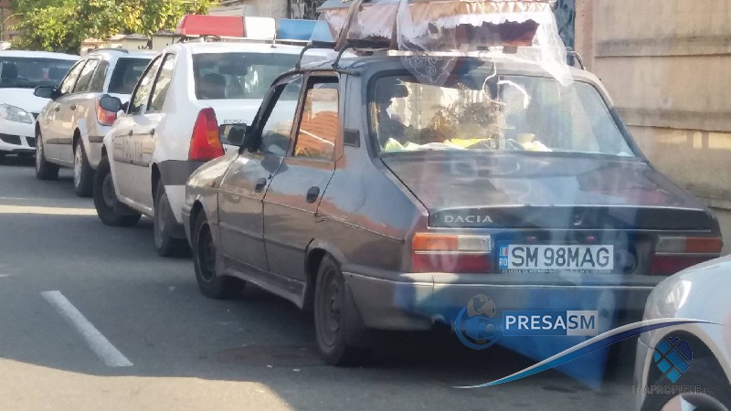 Un bărbat a transportat cadavrul fratelui cu mașina prin Satu Mare. Sicriul putea să cadă în orice moment