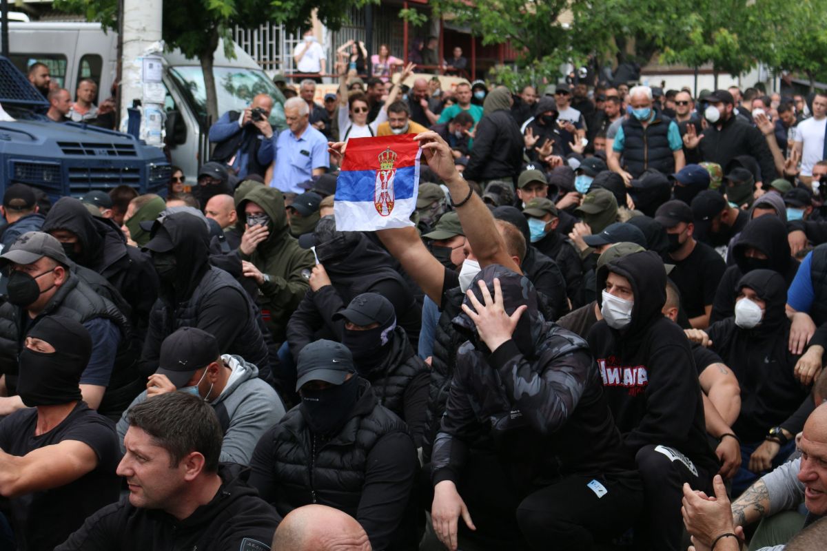 Militari NATO și protestatari sârbi, răniți în confruntările din Kosovo. SUA și UE fac apel la calm, Belgradul și-a plasat armata în alertă