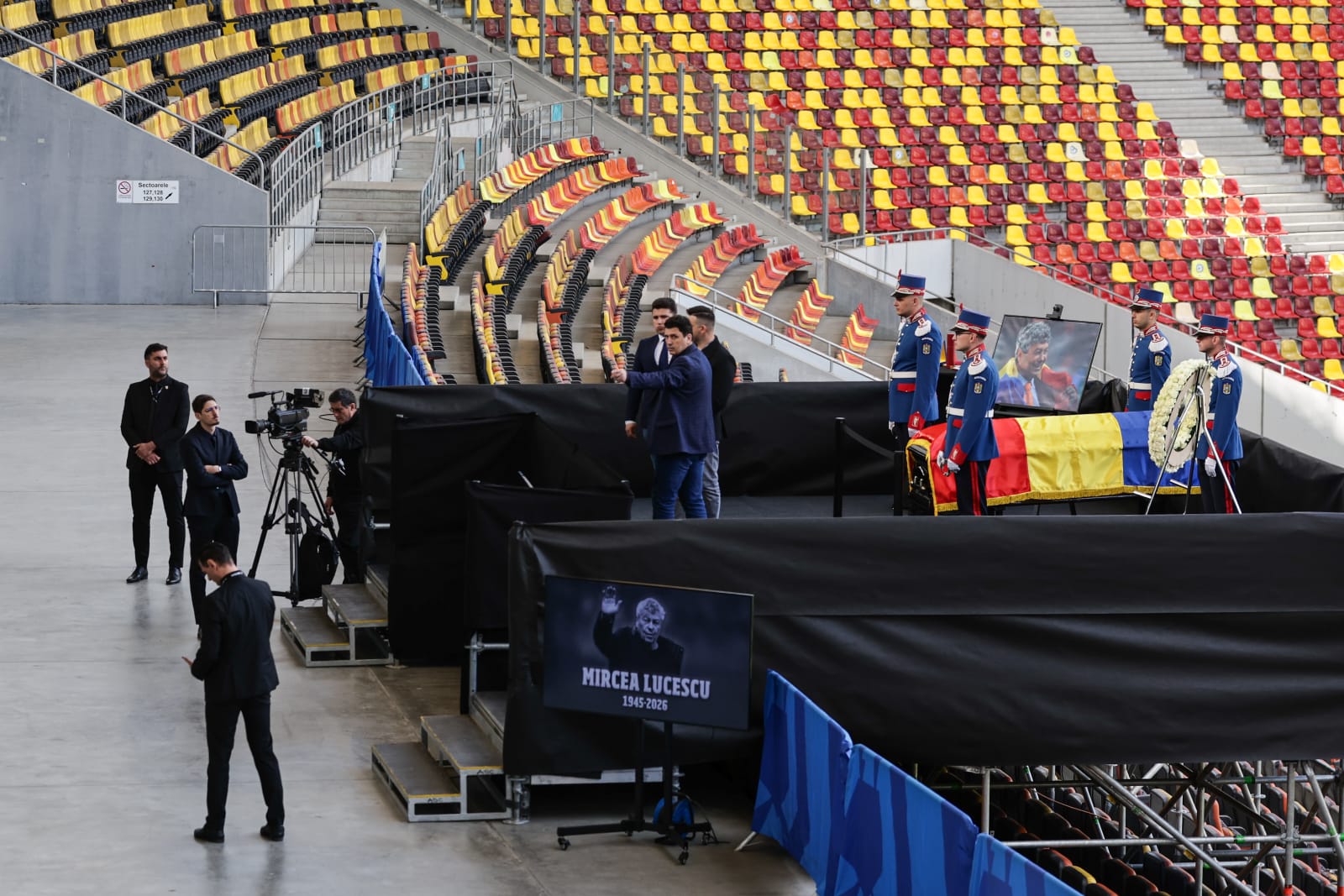 Live Video Mircea Lucescu a ajuns pentru ultima oară pe Arena Națională. Sicriul cu trupul neînsuflețit al legendarului antrenor, depus pe stadion
