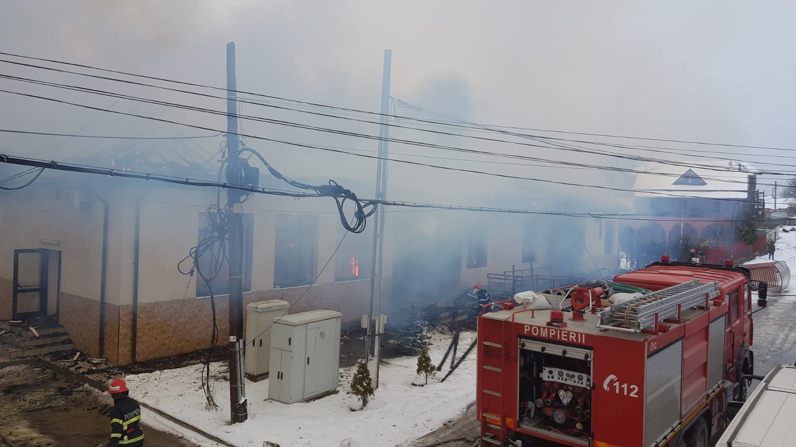 VIDEO&FOTO/ Incendiu puternic în localitatea vrânceană Fitionești. Primăria a fost cuprinsă de flăcări, iar angajații au reușit să iasă înaintea sosirii pompierilor