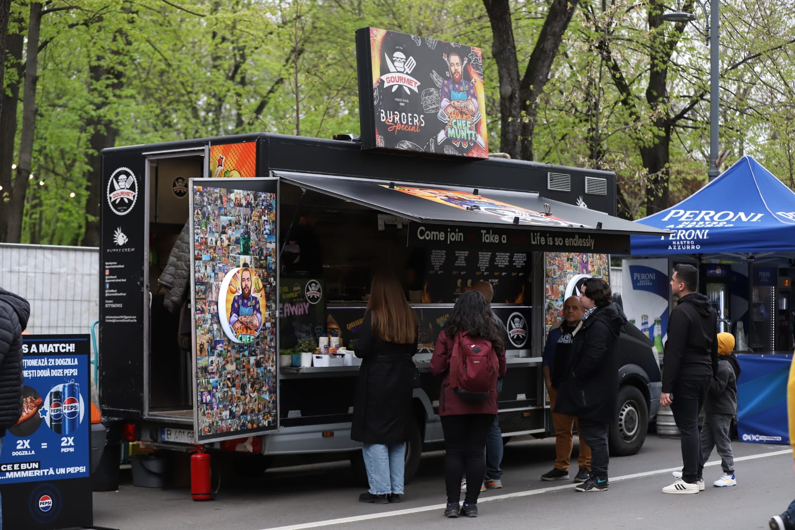 Bucharest Street Food Festival a început. Ce găsiți pe Bulevardul Kiseleff: de la burgeri la paella, plus dulciuri pentru toate gusturile