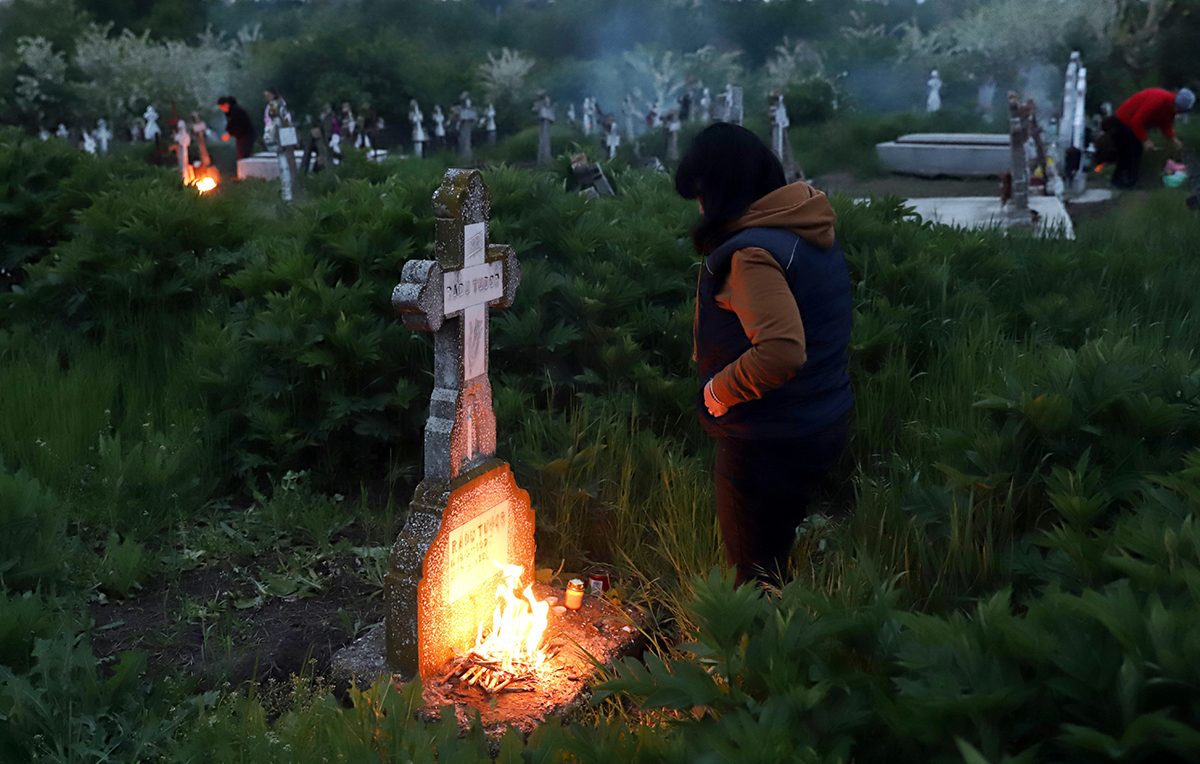 De ce aprind sătenii din Copaciu focul lângă morminte în Joia Mare. „Cu câțiva ani în urmă, aveai impresia că a luat foc cimitirul”