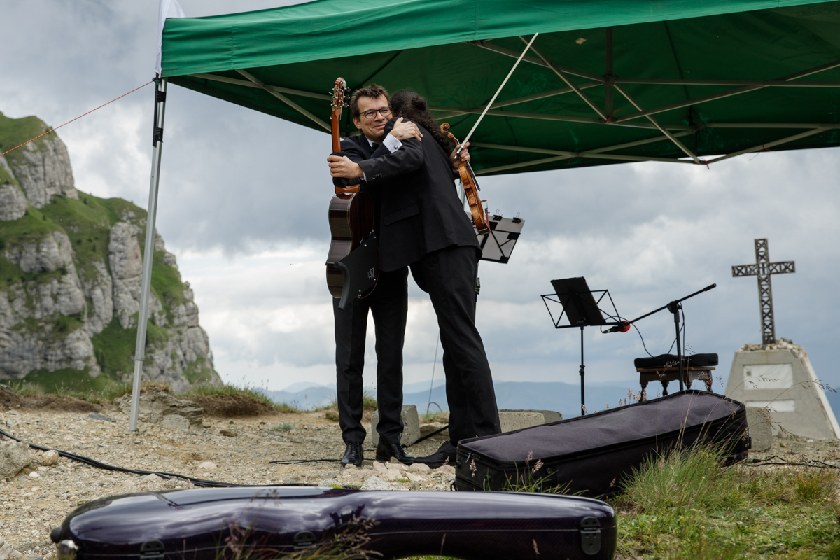 REPORTAJ la 2.025 de metri altitudine. Violonistul Alexandru Tomescu a dus Stradivariusul în Bucegi, în ultimul concert „Paganini Magic”