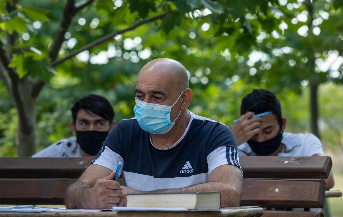 Preotul care îi învață alfabetul pe deținuții de la Jilava și le dă teme de făcut în celulă. „Daniel scrie cel mai frumos, așa îmi pare mie”