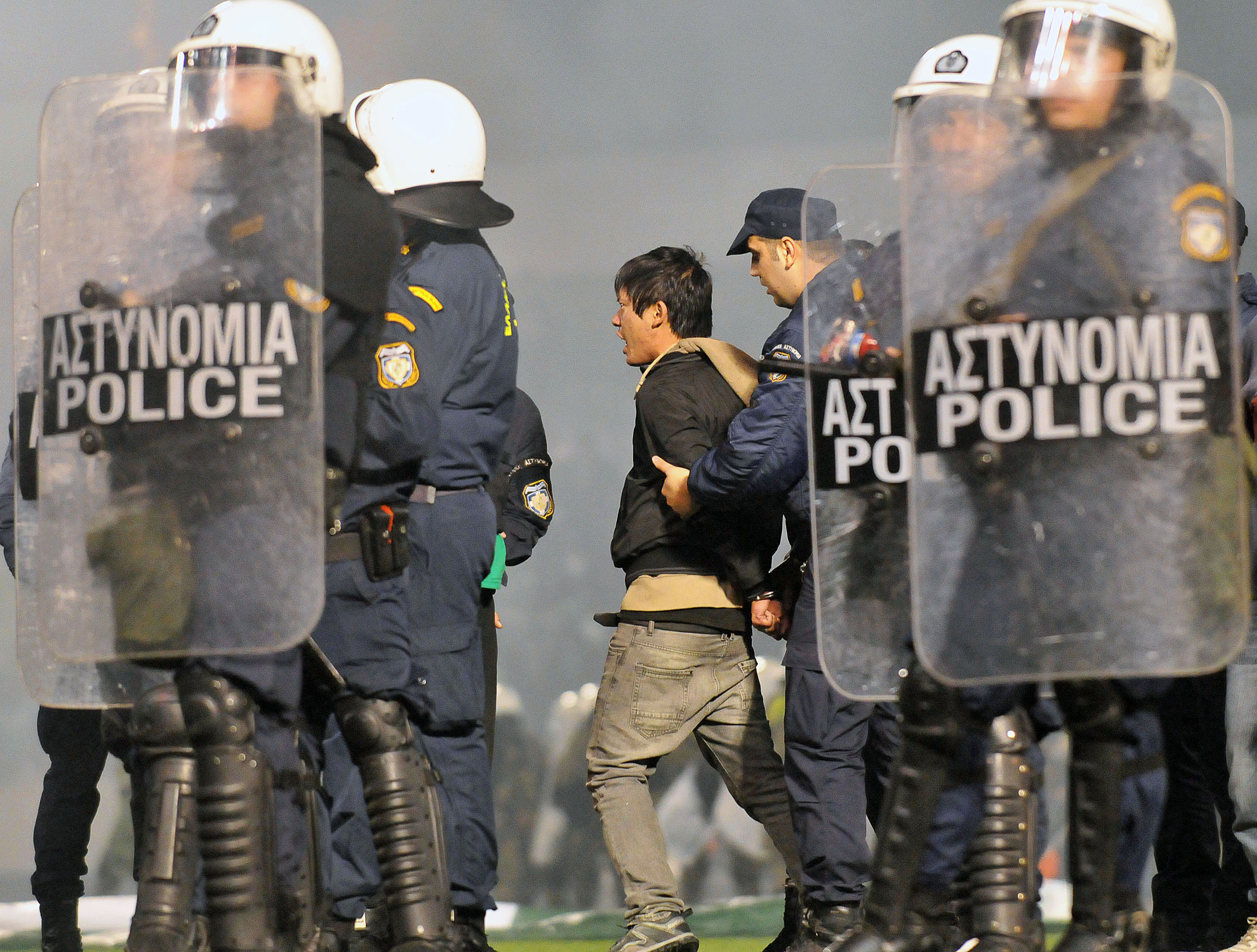 Haos la Atena. Derby-ul campionatului Greciei, anulat din cauza violenței / GALERIE FOTO&VIDEO