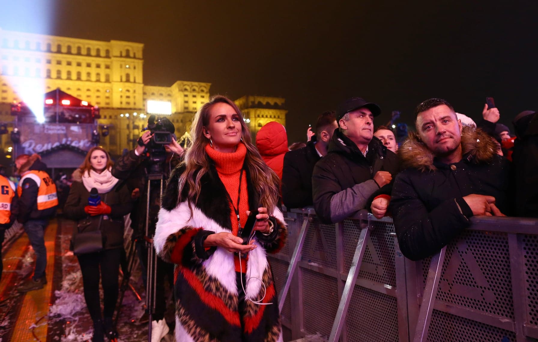GALERIE FOTO | Am intrat în anul 2019! 60.000 de bucureșteni în stradă în noaptea de Revelion! Focul de artificii din Piaţa Constituţiei a durat 15 minute!
