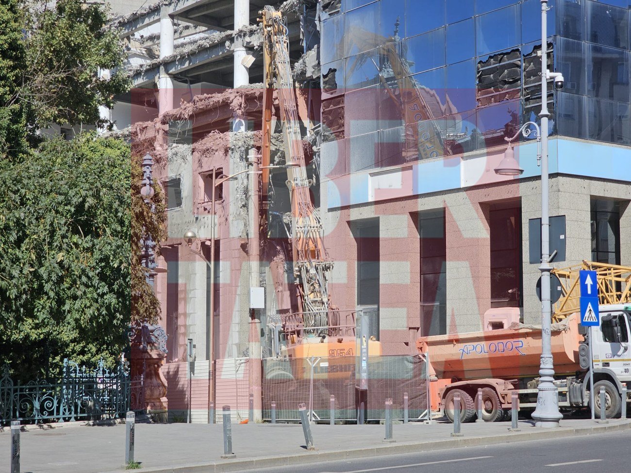 A început demolarea sediului BCR din Calea Victoriei, fostă clădire Bancorex în anii ’90. Cum va arăta zona peste câțiva ani
