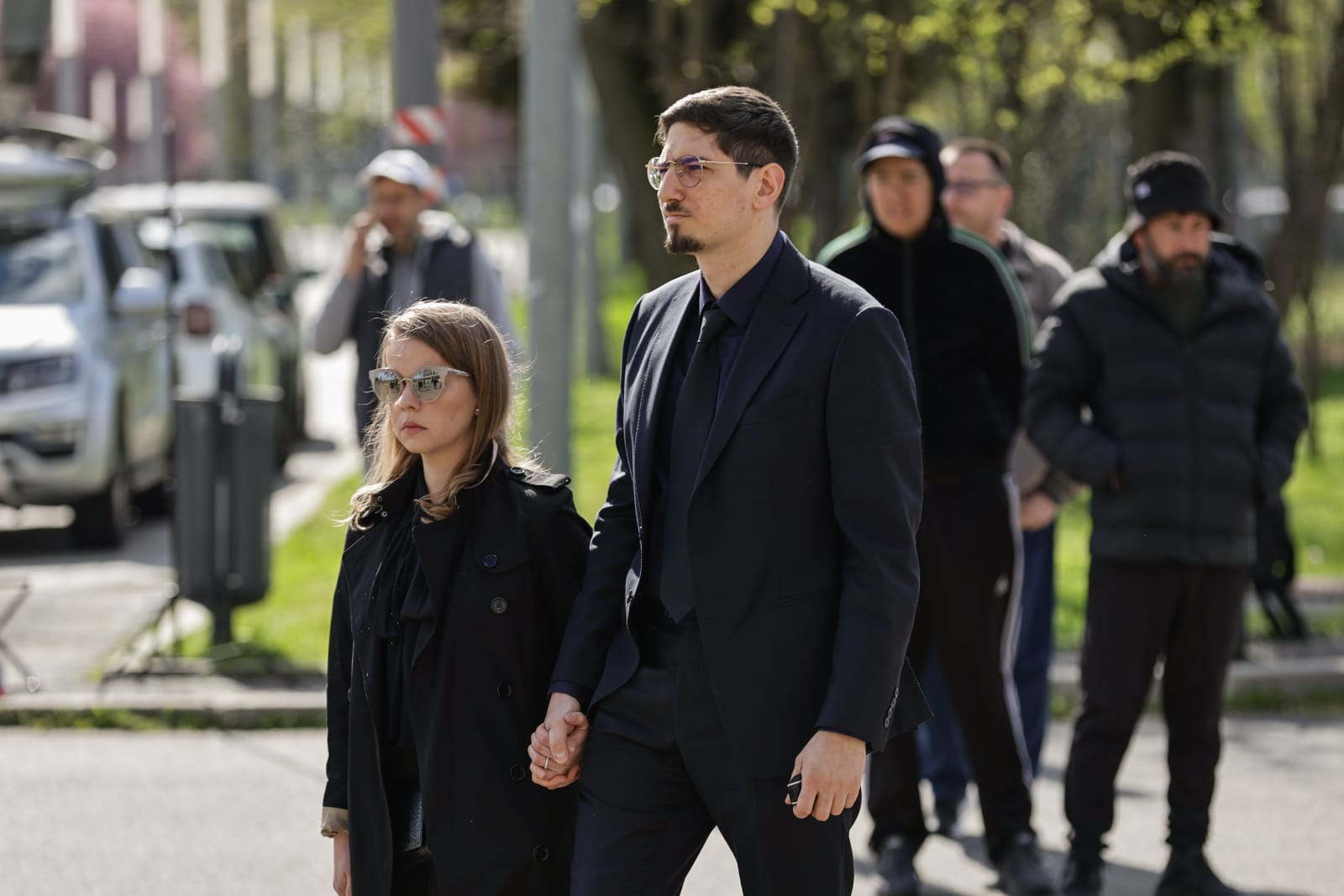 Imagini sfâșietoare la înmormântarea lui Mircea Lucescu. Neli Lucescu, ținută strâns de mână de fiu și sprijinită de noră