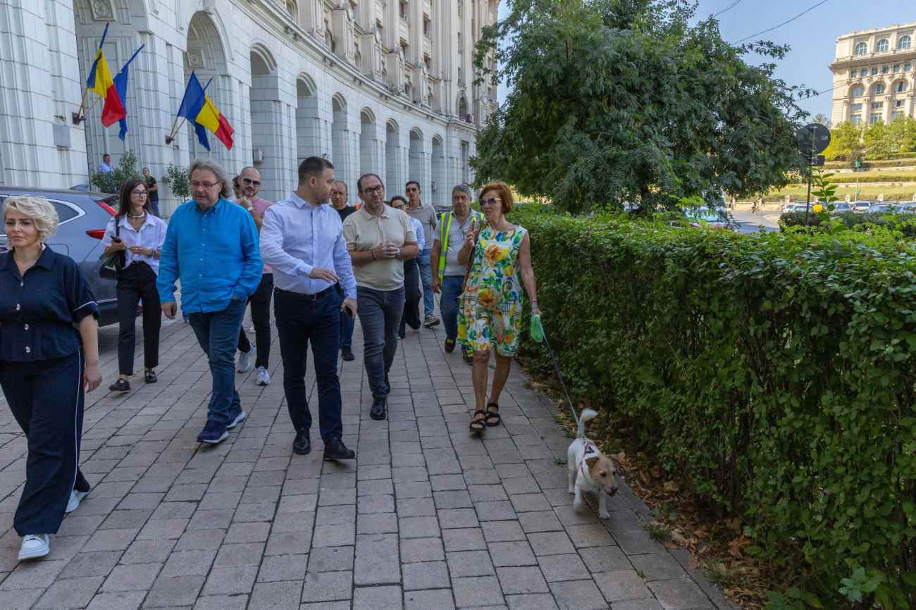 Ciprian Ciucu a mers 7 kilometri pe jos în București și l-a sunat pe primarul Vlad Popescu Piedone: „Nu vom mai avea trotuare pline de mașini în centru”