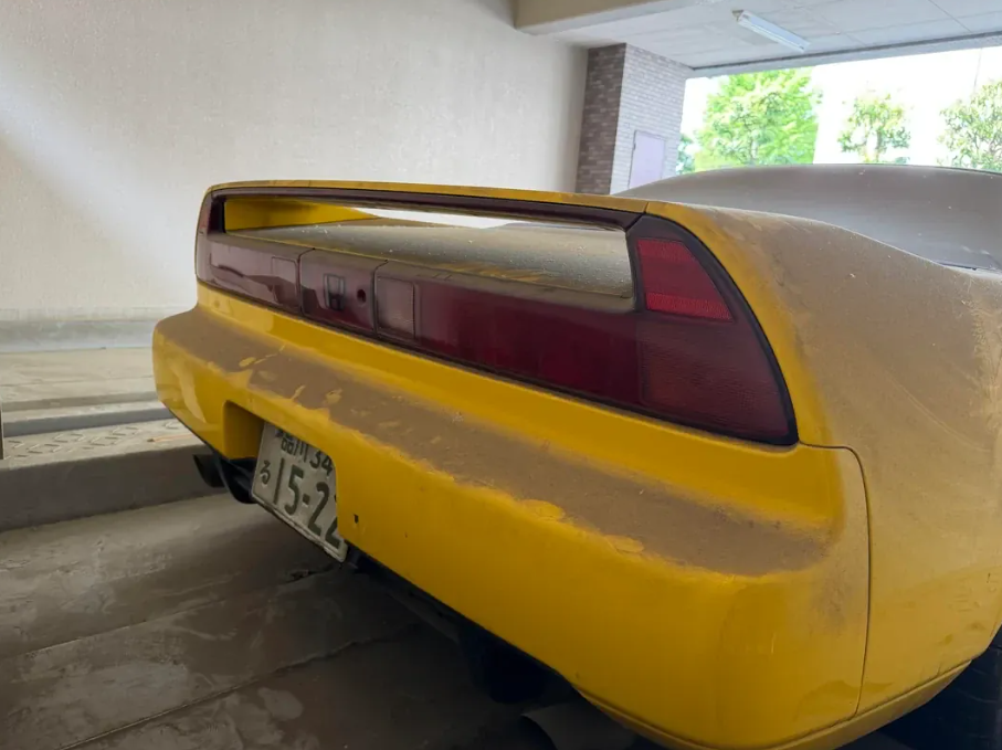 Supermașină de un milion de dolari, abandonată și acoperită de praf, într-un garaj din Tokyo: „E Sfântul Graal”