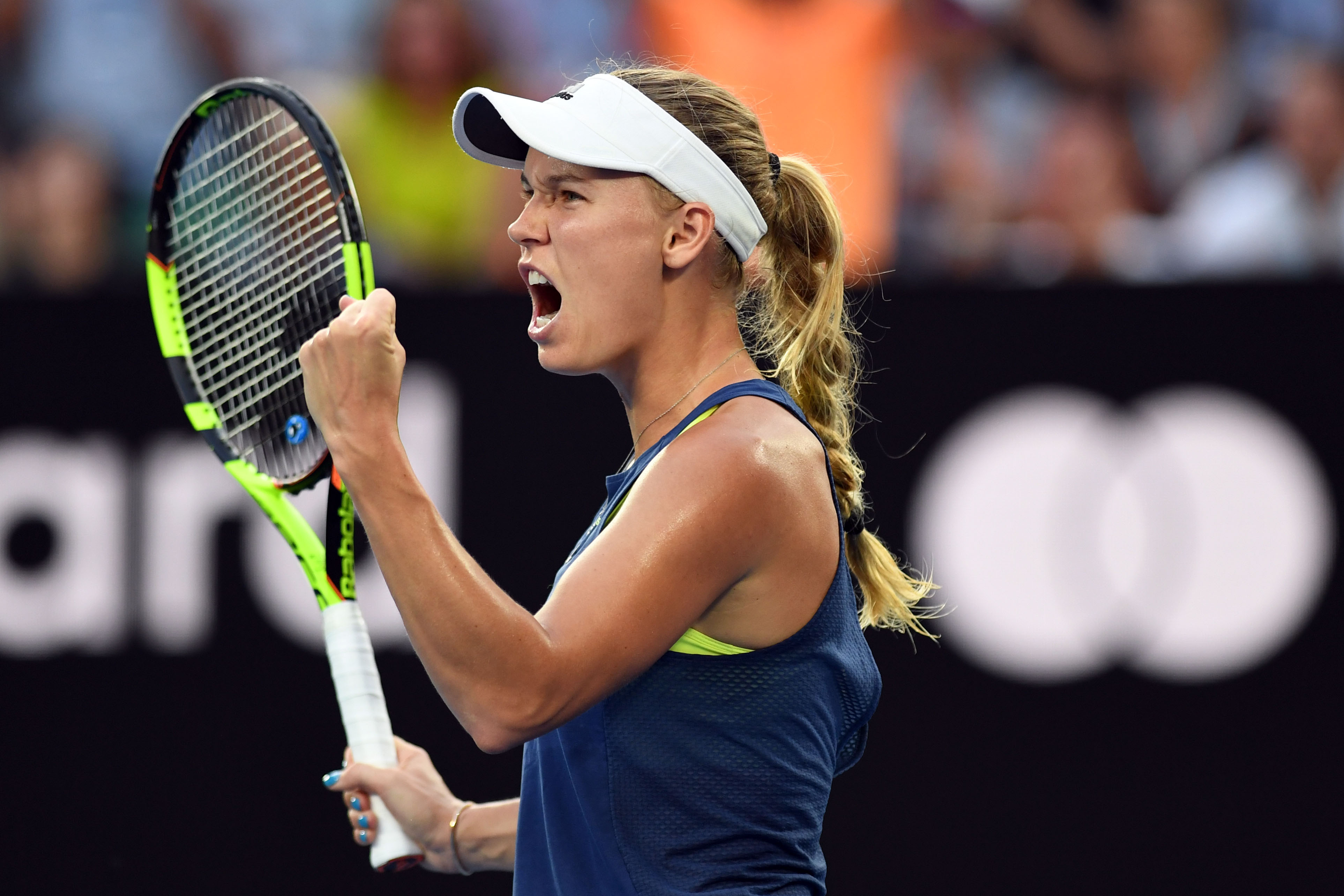 Imaginile finalei Halep - Wozniacki. Românii fac show pe Rod Laver Arena, din Melbourne. S-au speriat când a acuzat probleme fizice: ”Simo de oțel”” / FOTO