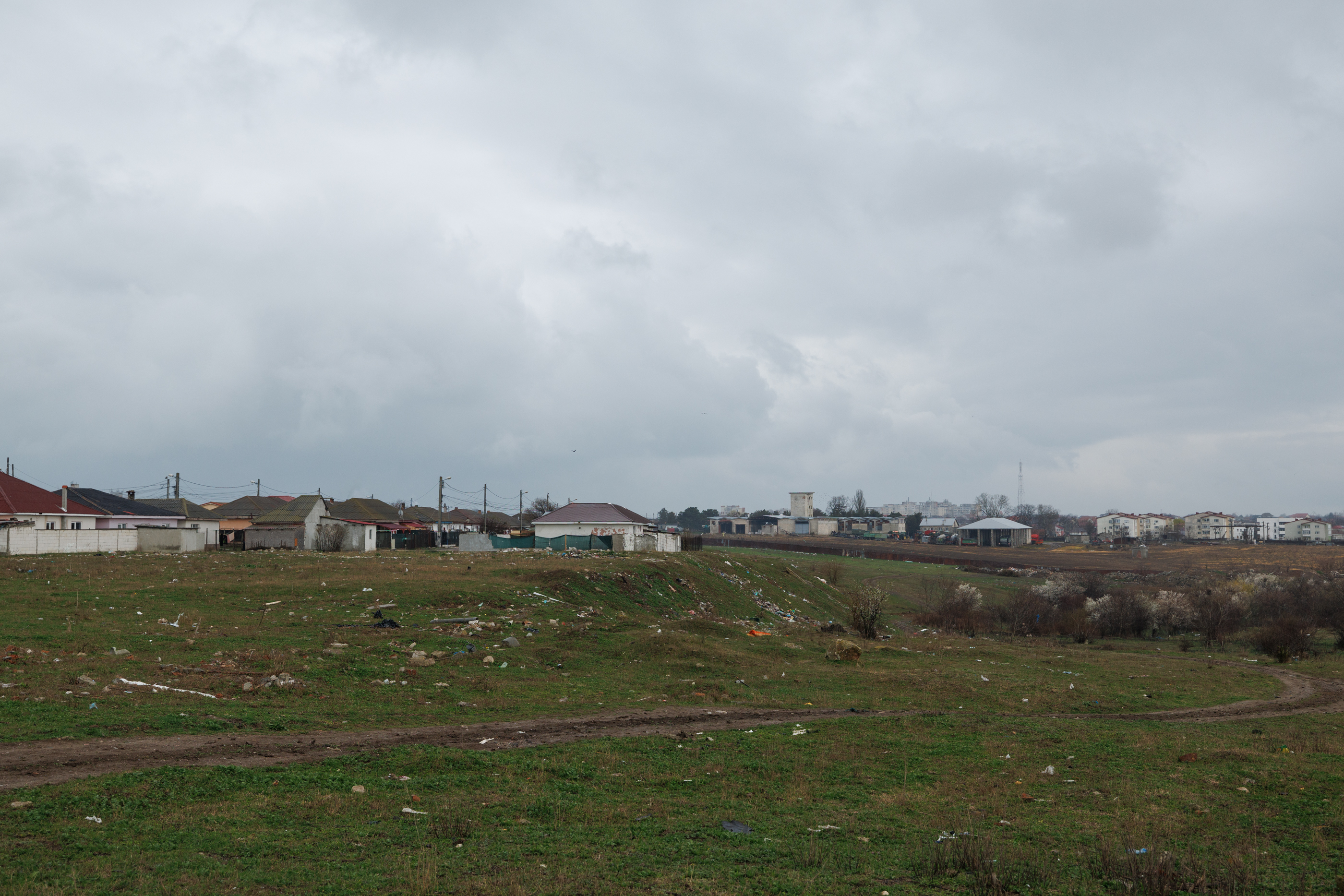 REPORTAJ O arie protejată Natura 2000 de la marginea Mangaliei a devenit depozit de deșeuri: „Aduc gunoaiele cu mașini mari, de la firme!”. Ministerul Mediului știe din 2020