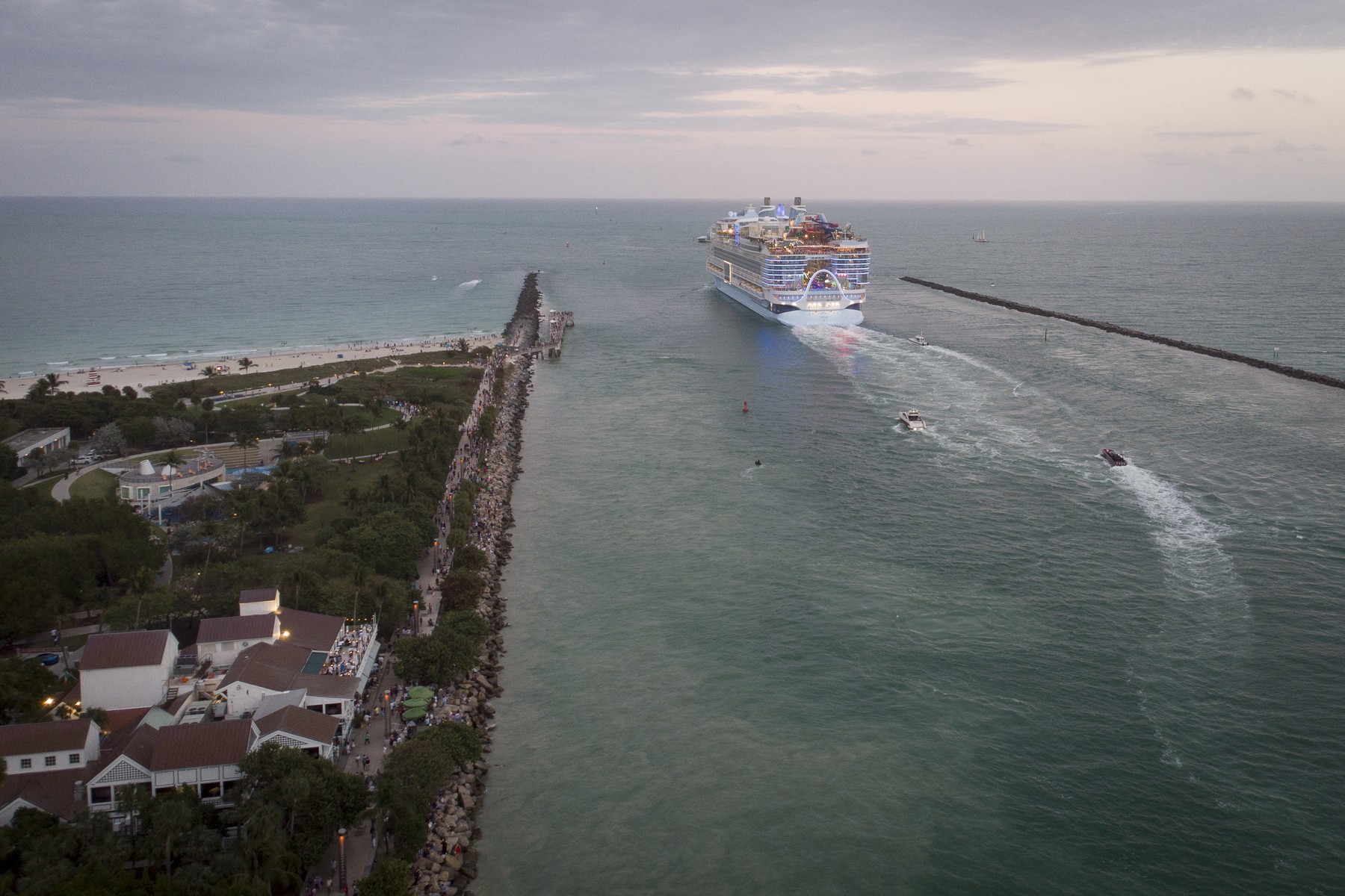 Icon of the Seas, cel mai mare vas de croazieră din lume, a început călătoria inaugurală din Miami. Botezul navei, făcut de Messi
