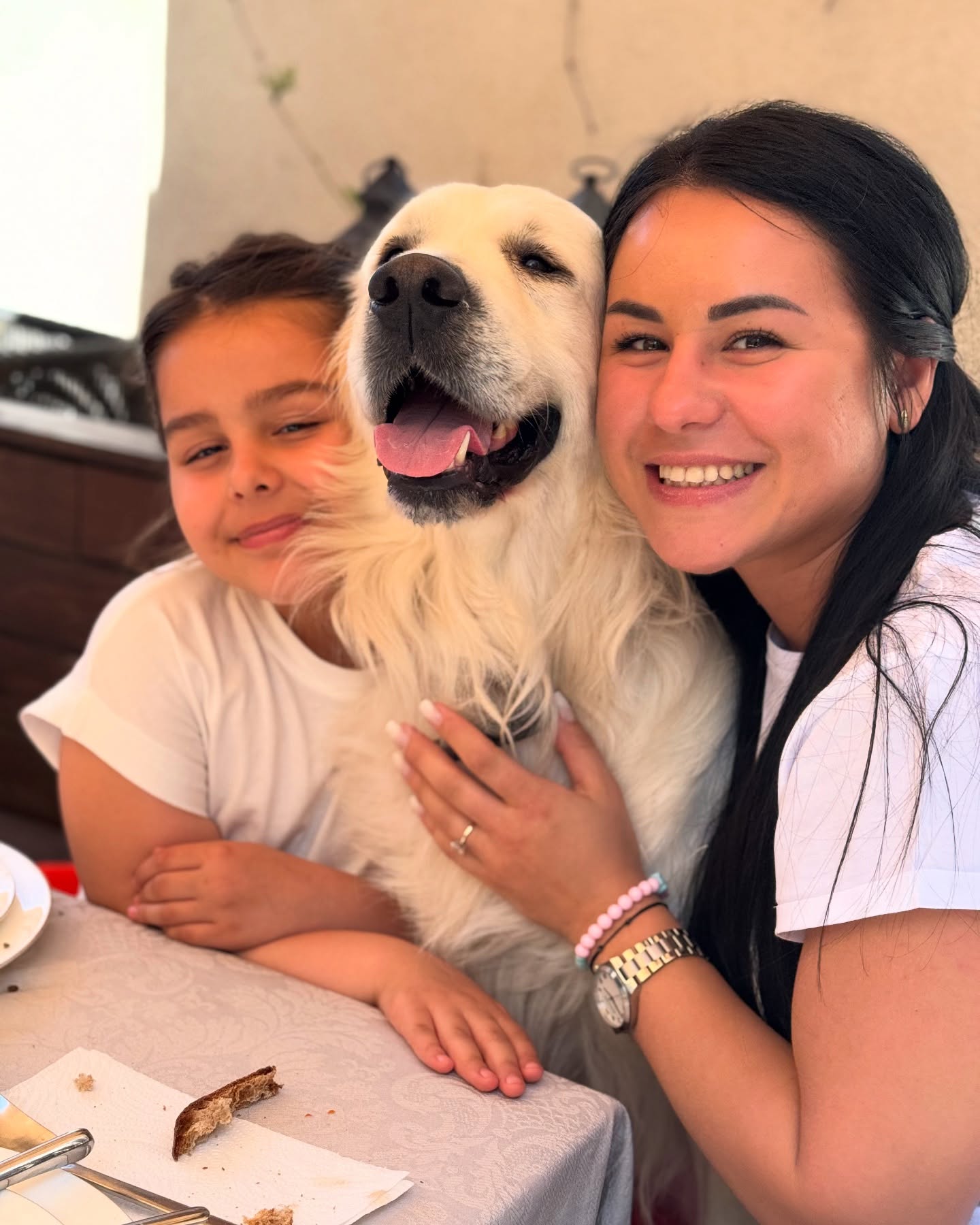 Cum a apărut Andreea Raicu de Paște alături de Măriuca, fetița pe care a „adoptat-o” cu sufletul. Au mers la preotul care le-a făcut cunoștință