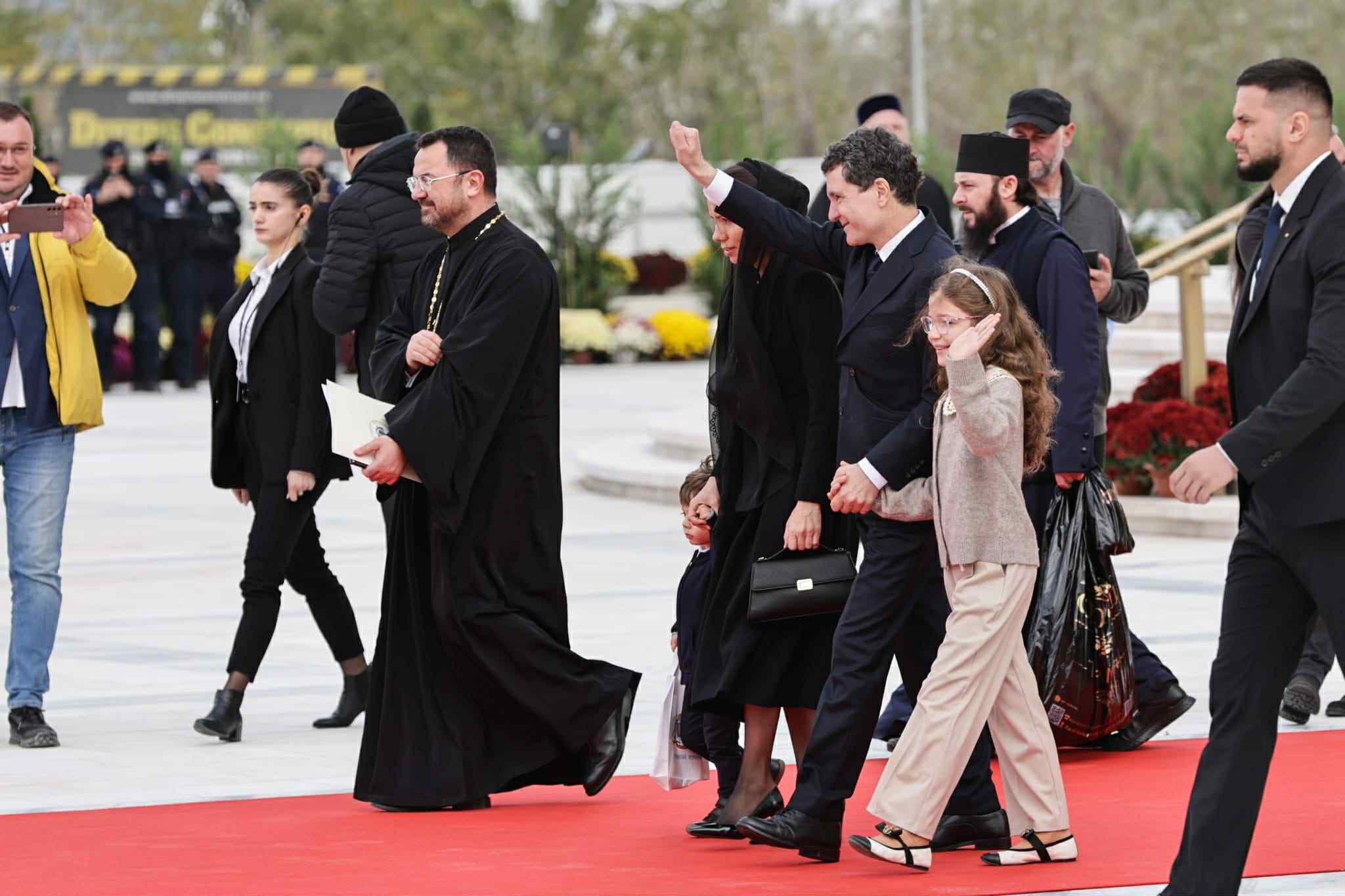 Fiul lui Nicușor Dan, moment amuzant la sfințirea Catedralei Mântuirii Neamului. Gestul micuțului l-a făcut pe președintele României să râdă