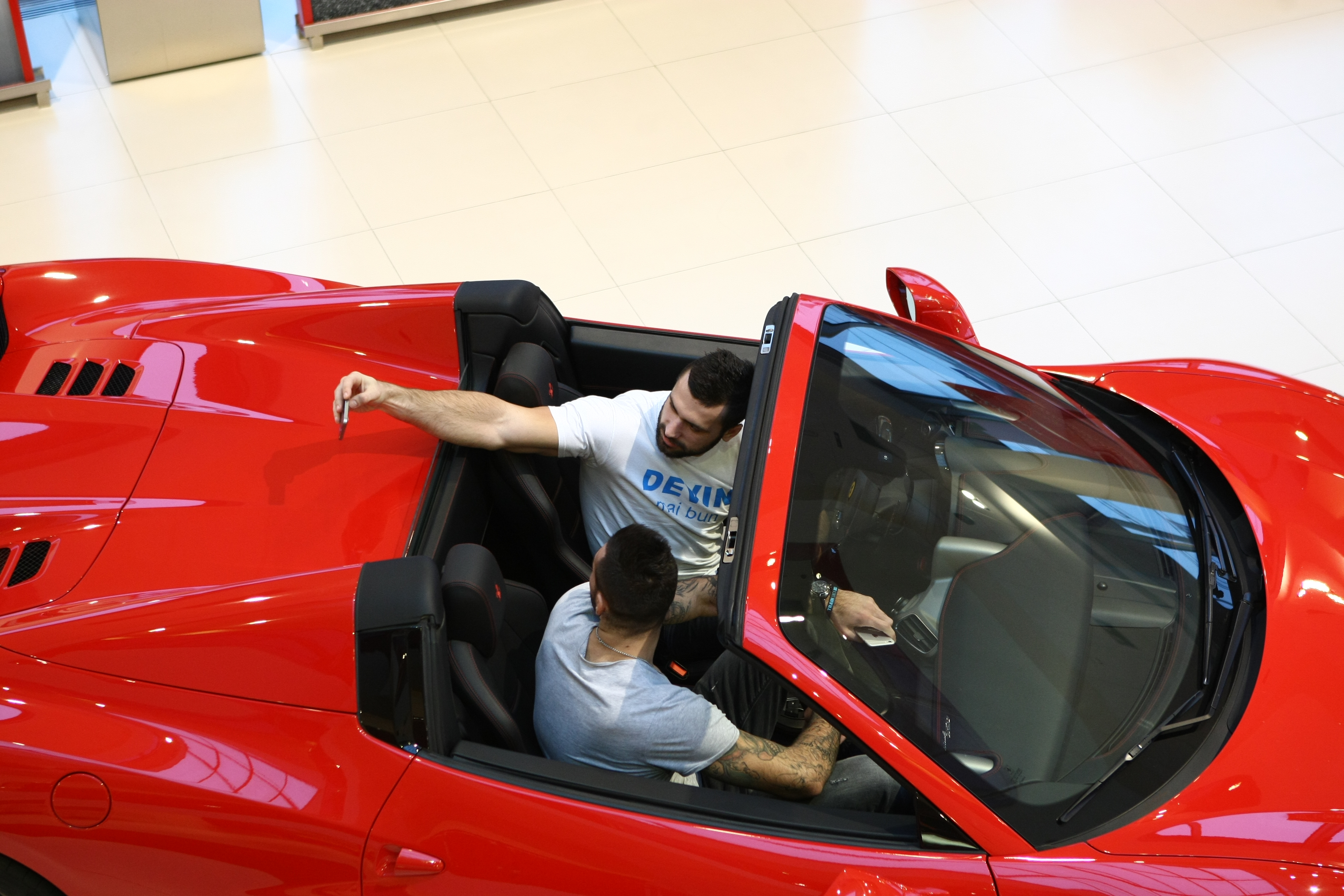 GALERIE FOTO / Fraţii Stoica s-au pregătit pentru gala de la Monza testând un Ferrari