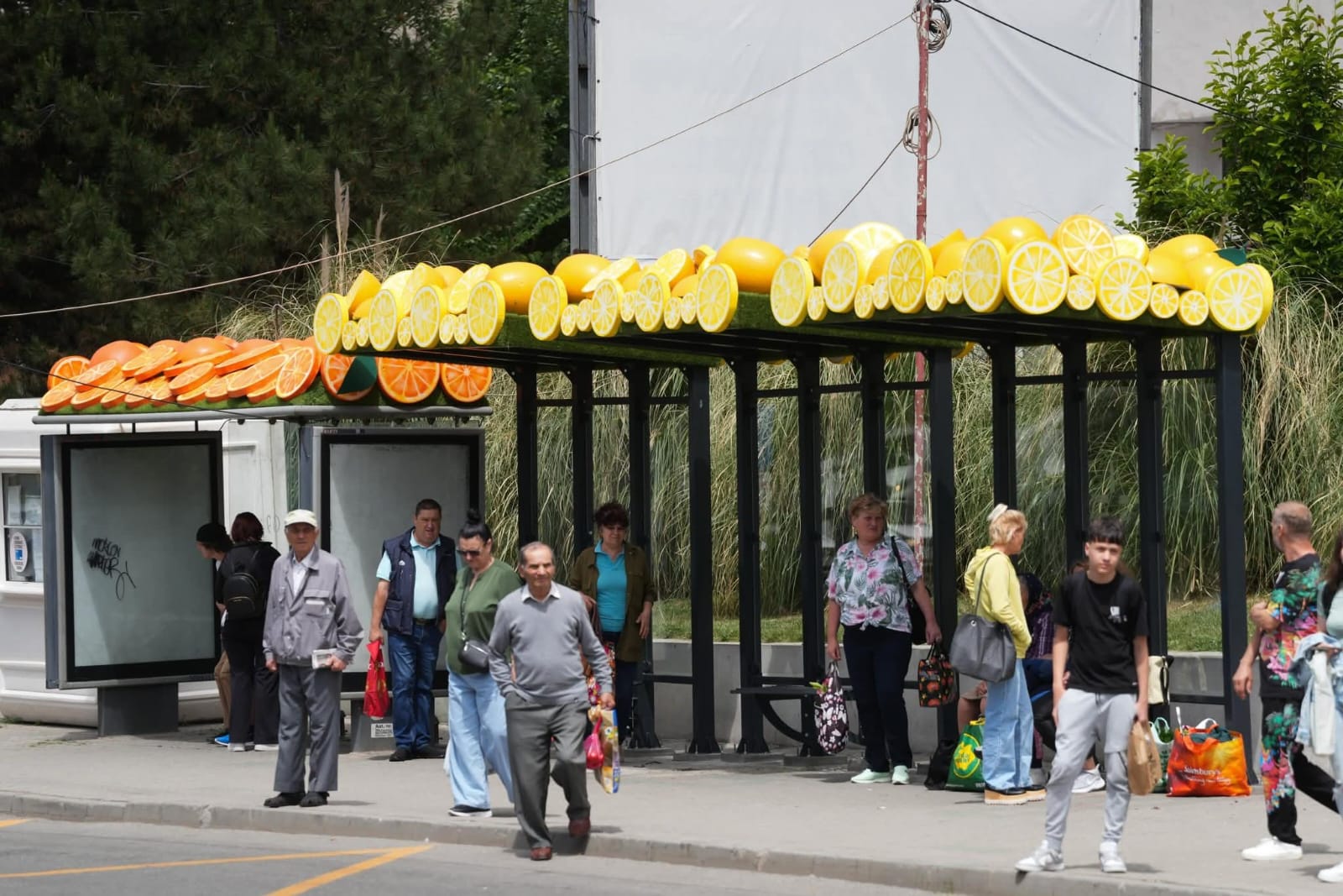 Stațiile de autobuz din Craiova, decorate cu recuzita rămasă de la Târgul de Paște: „Nu butaforie, kitsch”