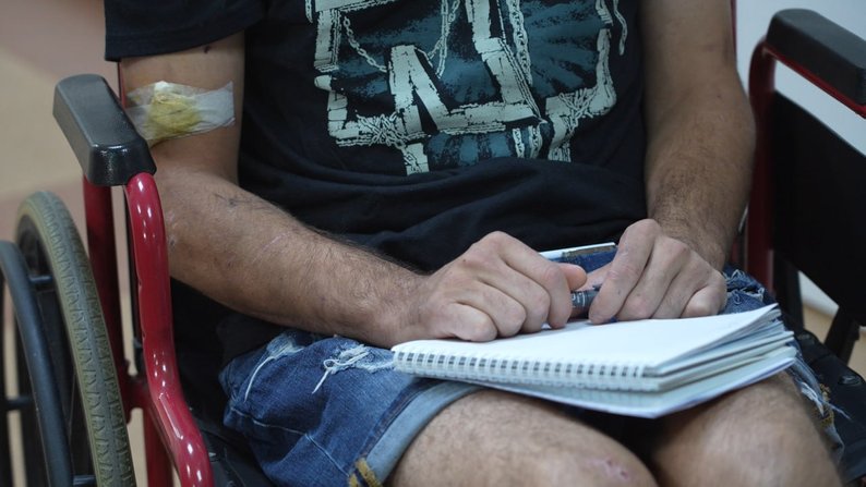 Soldatul ucrainean cu gâtul tăiat de ruși supraviețuiește 5 zile, după ce a fost aruncat într-o groapă plină de cadavre: „Nu poate vorbi, dar a scris totul în jurnalul lui”