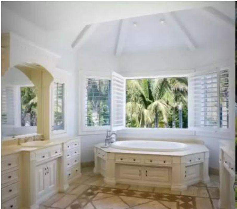 Imagini din vila în care Monica Gabor locuiește în America cu Mr. Pink. Au SPA acasă și vinotecă la subsol