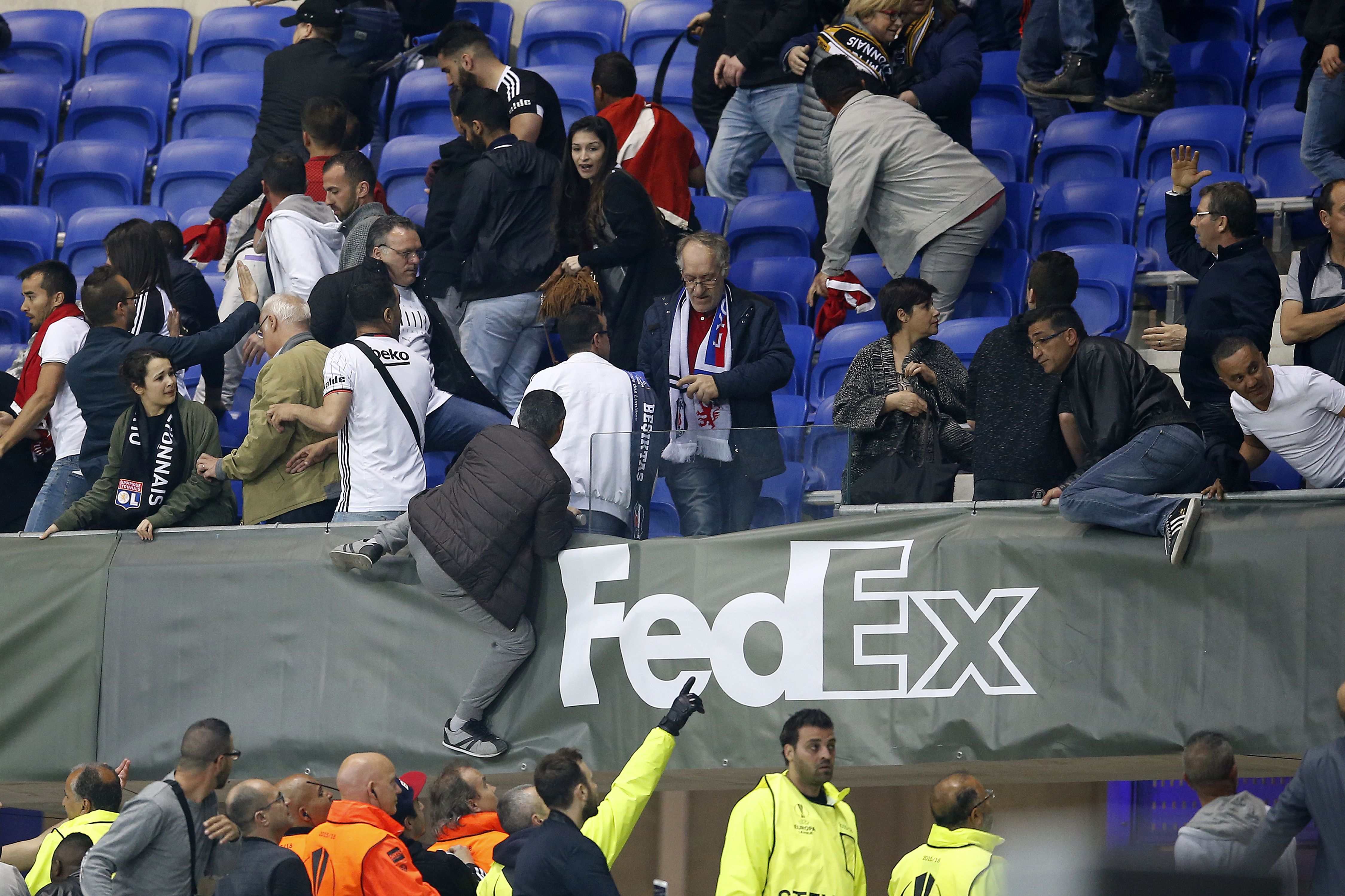 Scene apocaliptice la Lyon, înaintea meciului cu Beșiktaș din Liga Europa. Fanii turci au atacat suporterii gazdelor. Francezii s-au refugiat pe teren. Partida, întârziată 55 de minute / FOTO&VIDEO