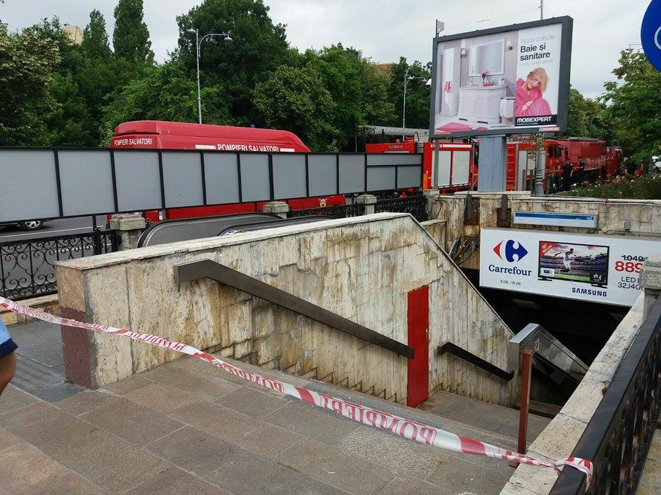UPDATE / Circulația metroului pe magistrala Berceni-Pipera a fost reluată. Pompierii au intervenit după ce a ieșit fum din tunel / FOTO