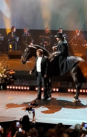 Reacția lui Mihai Bendeac după ce s-a zis că momentul lui pe cal de la gala lui Florin Piersic a fost regizat: „Eu sunt curios”