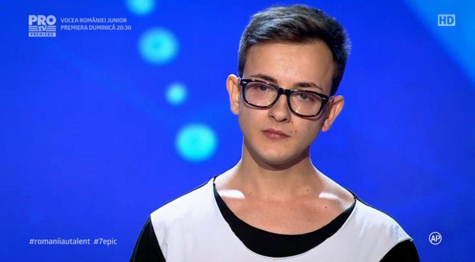 Un puşti orfan de tată şi părăsit de mamă a interpretat o creaţie proprie la "Românii au talent". Momentul emoţionant al lui Marius Mihăilă | VIDEO