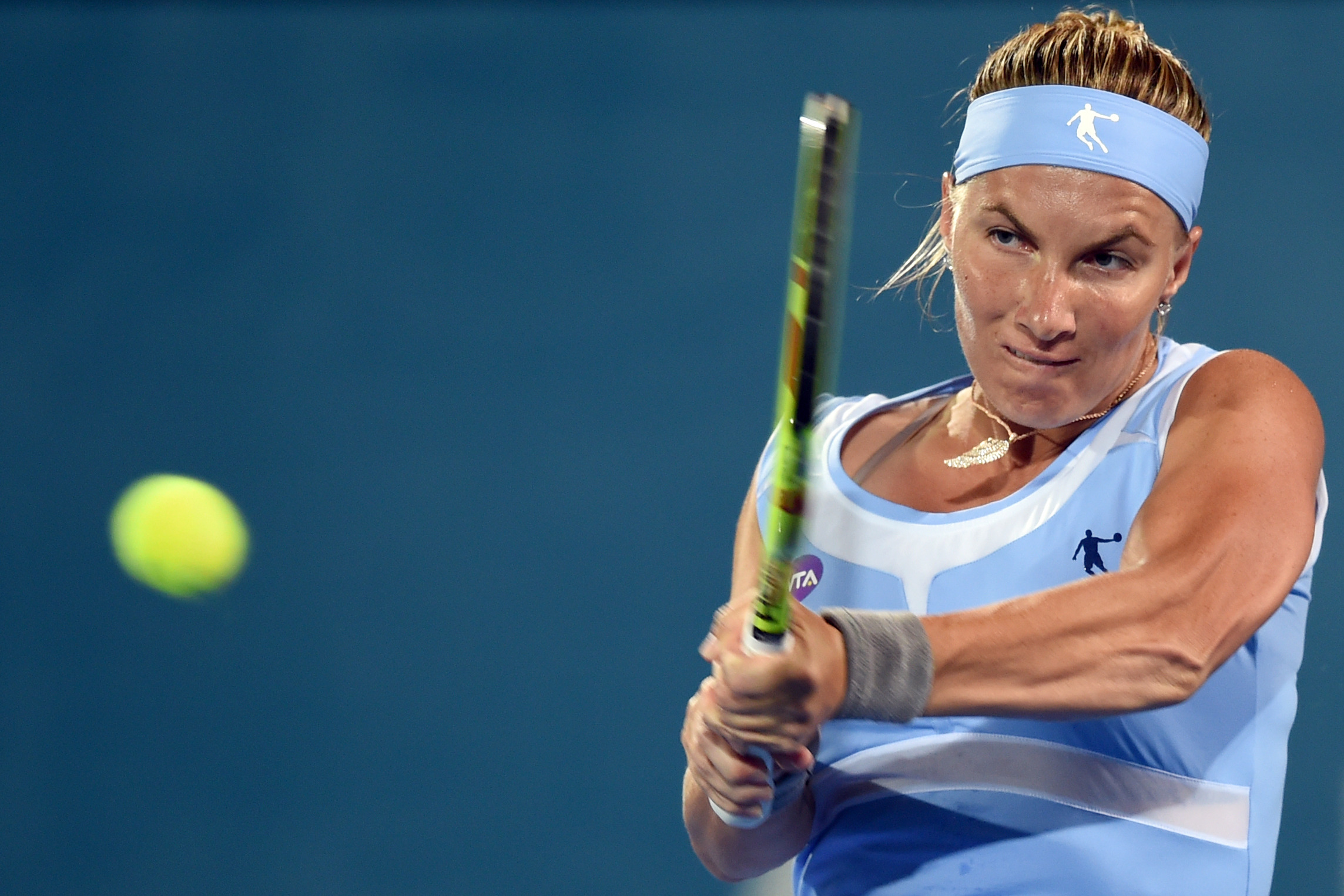 Simona Halep a pierdut semifinala de două zile! Nu e cu supărare, și-a conservat energia pentru Australian Open. Finala ar fi trebuit s-o joace la ora 10.30. A avut, și în acest joc, o reacție nervoasă, dând cu racheta de pământ! Numărul 2 WTA și-a aflat traseul pe tabloul principal de la Melbourne, unde specialiștii susțin că are parte de un drum lin până în semifinale / GALERIE FOTO & VIDEO