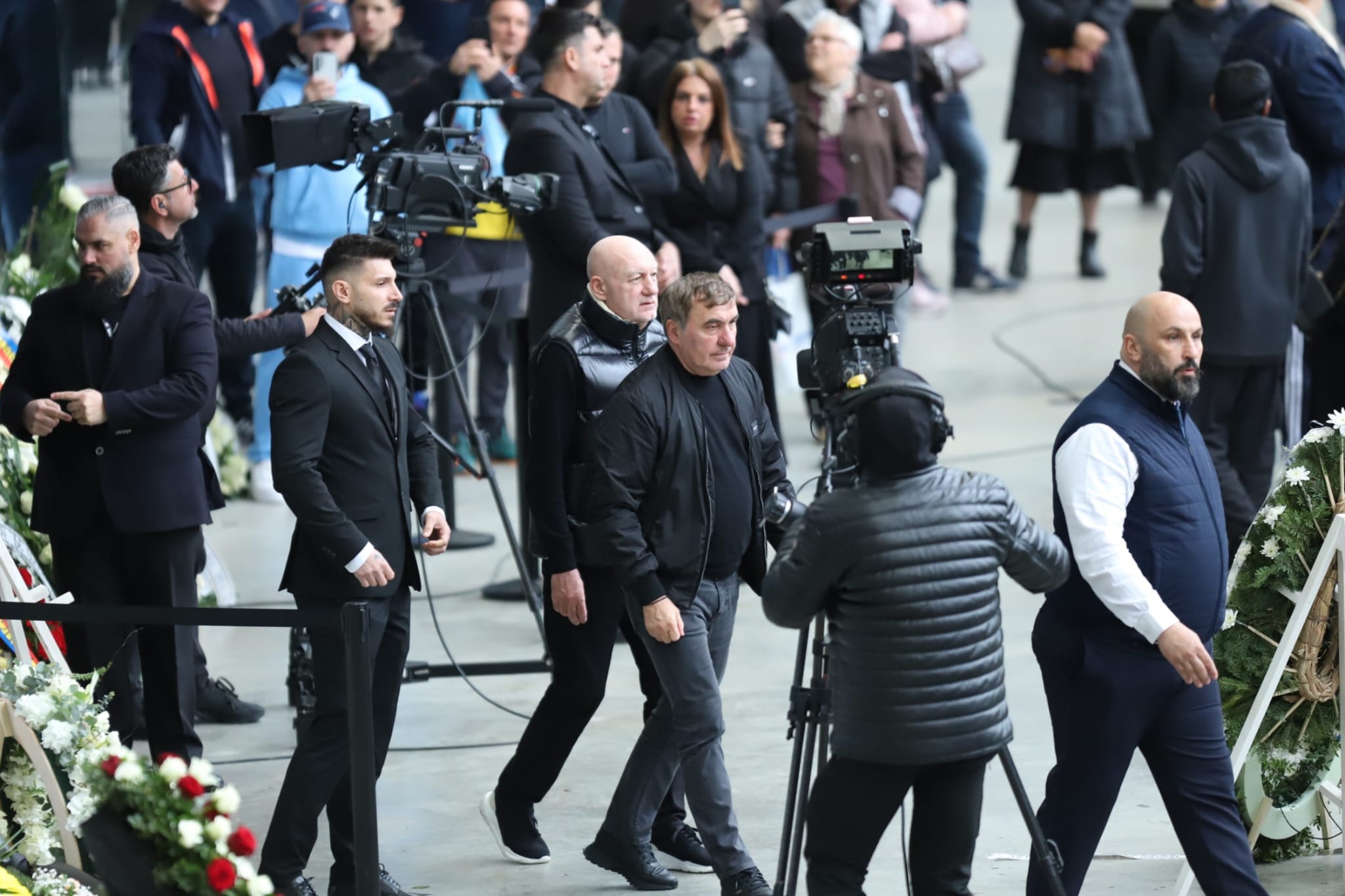 Livetext Mii de români își iau adio de la Mircea Lucescu la Arena Națională înainte de funeraliile cu onoruri militare / „Leucemia i-a provocat și grăbit sfârșitul”
