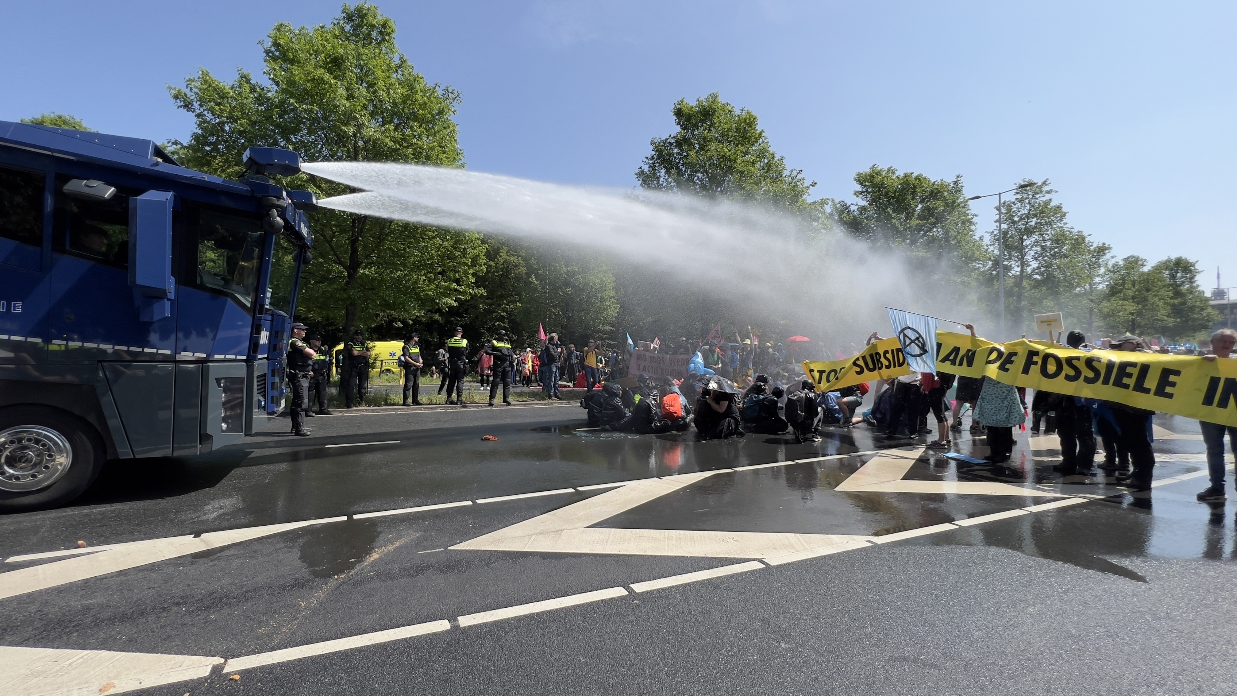 1.500 de activiști climatici au fost arestați la Haga, după ce au blocat o autostradă. Poliția a reținut inclusiv o vedetă din Game of Thrones