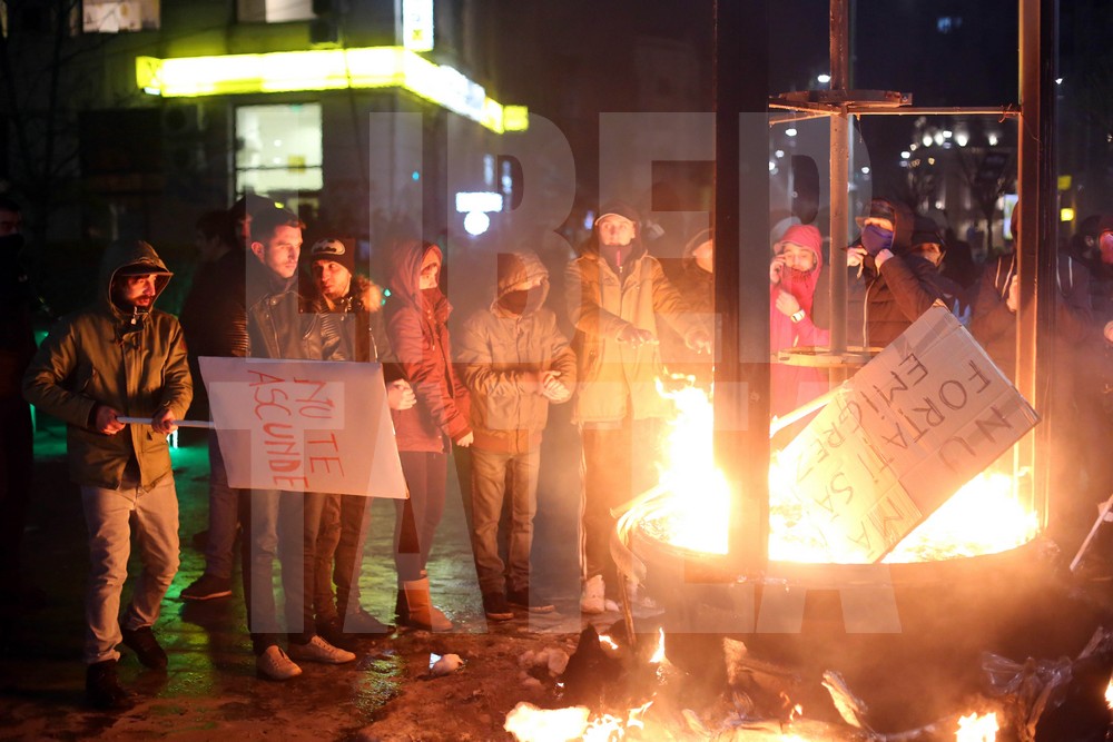 Violențe între ultrași și jandarmi, miercuri seară, în Capitală, pe finalul protestelor / FOTO & VIDEO