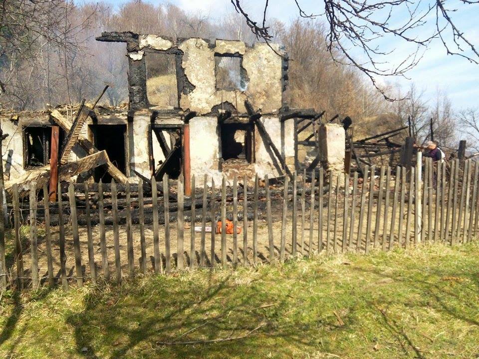 Un pompier din Hunedoara ridică o casă pentru un bătrân rămas pe drumuri. Gestul militarului, făcut în Săptămâna Mare