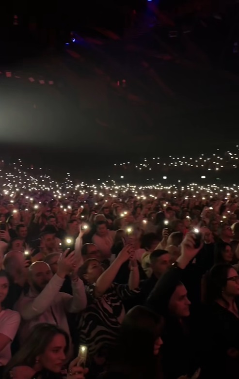 Ce s-a întâmplat la concertul Andrei de la Bruxelles: „Ca să evităm o amendă uriașă de 125.000 de euro”. 6.000 de români au fost prezenți