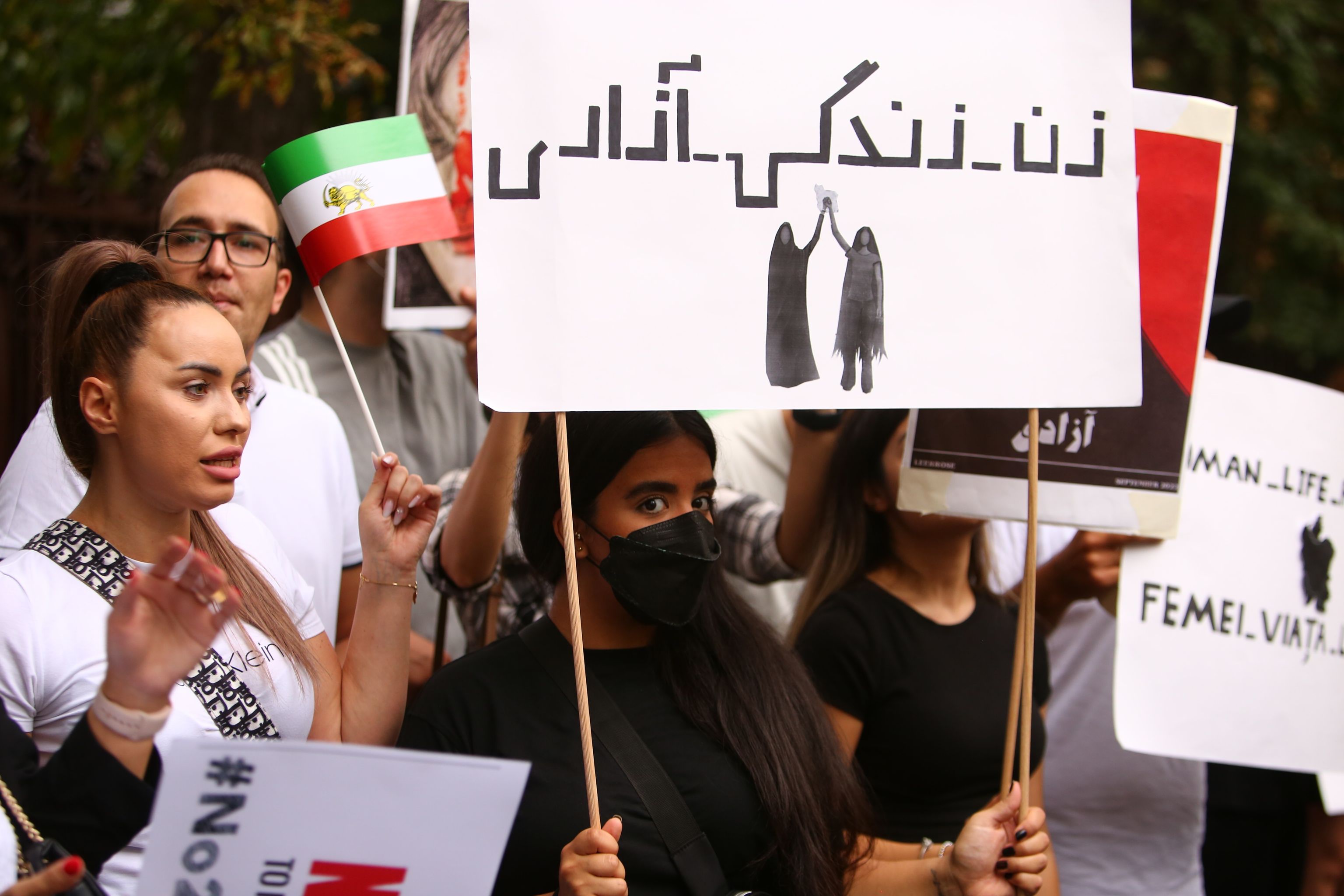 Protest de solidaritate cu femeile din Iran, în Bucureşti: „Mahsa Amini, moartea ta nu trebuie uitată!"