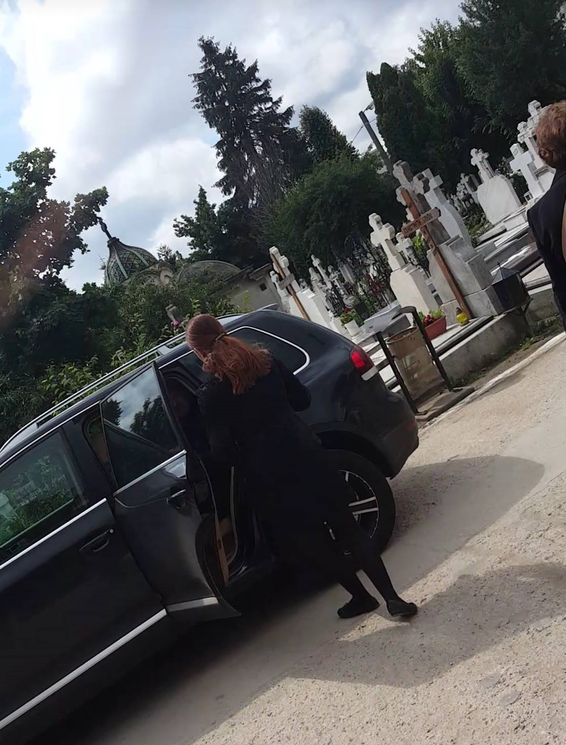 Dan Condrea a fost înmormântat. Funeralii cu şase preoţi şi două neveste | FOTO