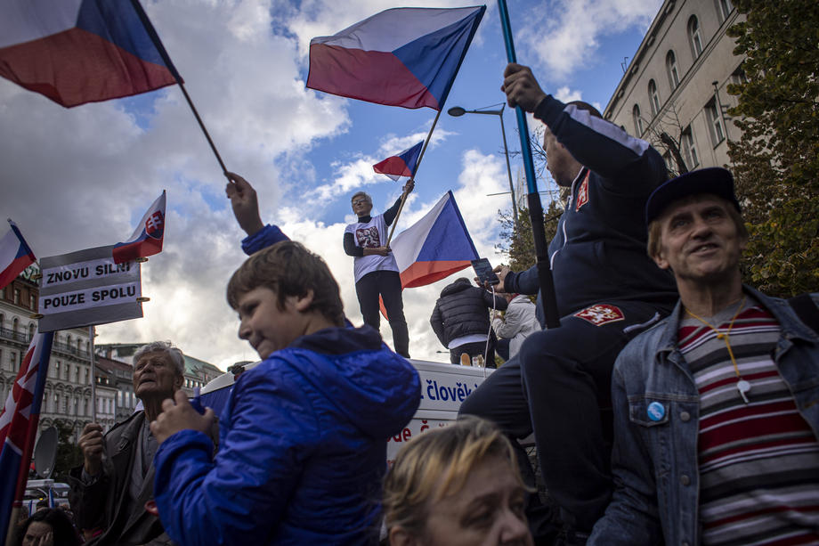 Proteste la Praga. Zeci de mii de oameni care cred că guvernul lor greșește când sprijină măsurile UE împotriva Rusiei au ieșit în stradă