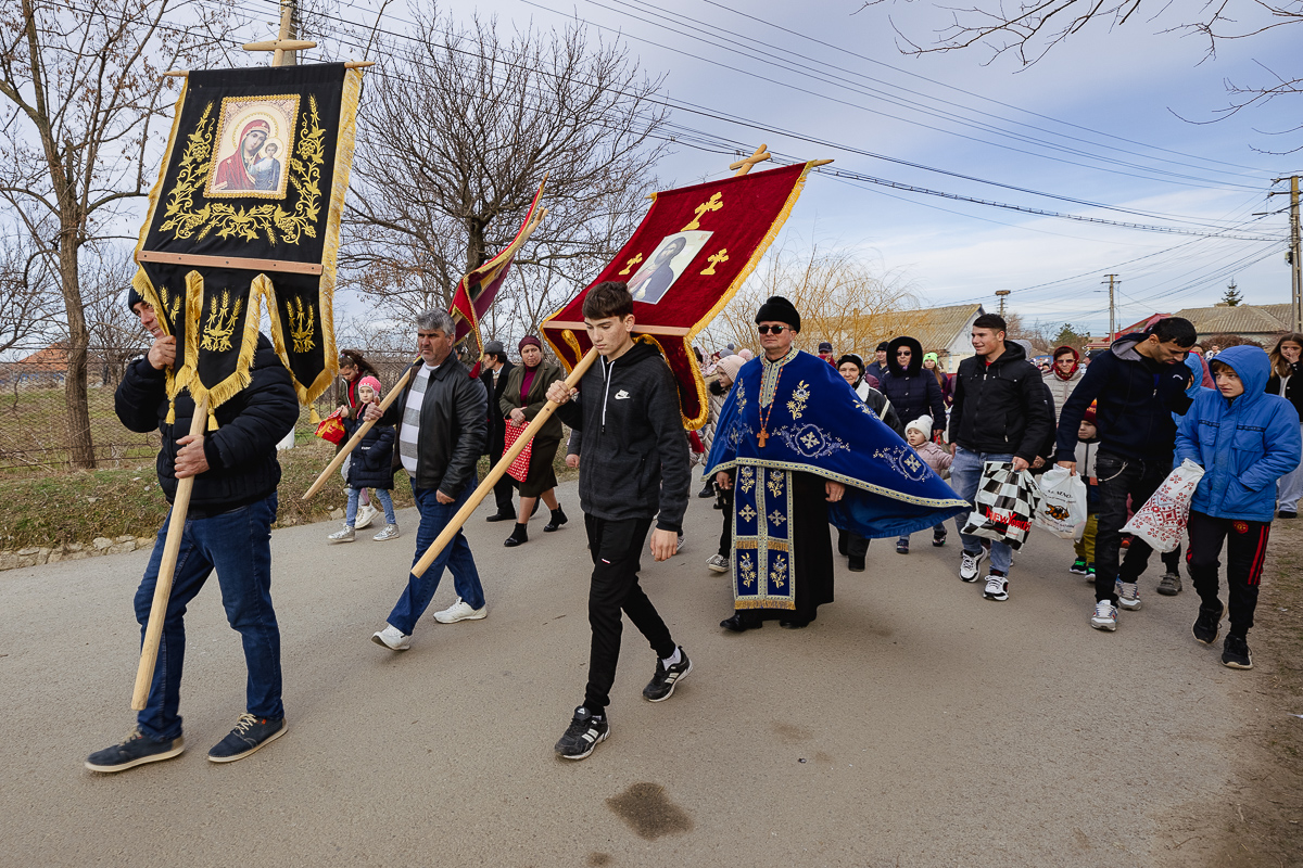 REPORTAJ Boboteaza pe malul Dunării, în comuna Ostrov: procesiune la debarcader, concurs de prins crucea și curse de cai