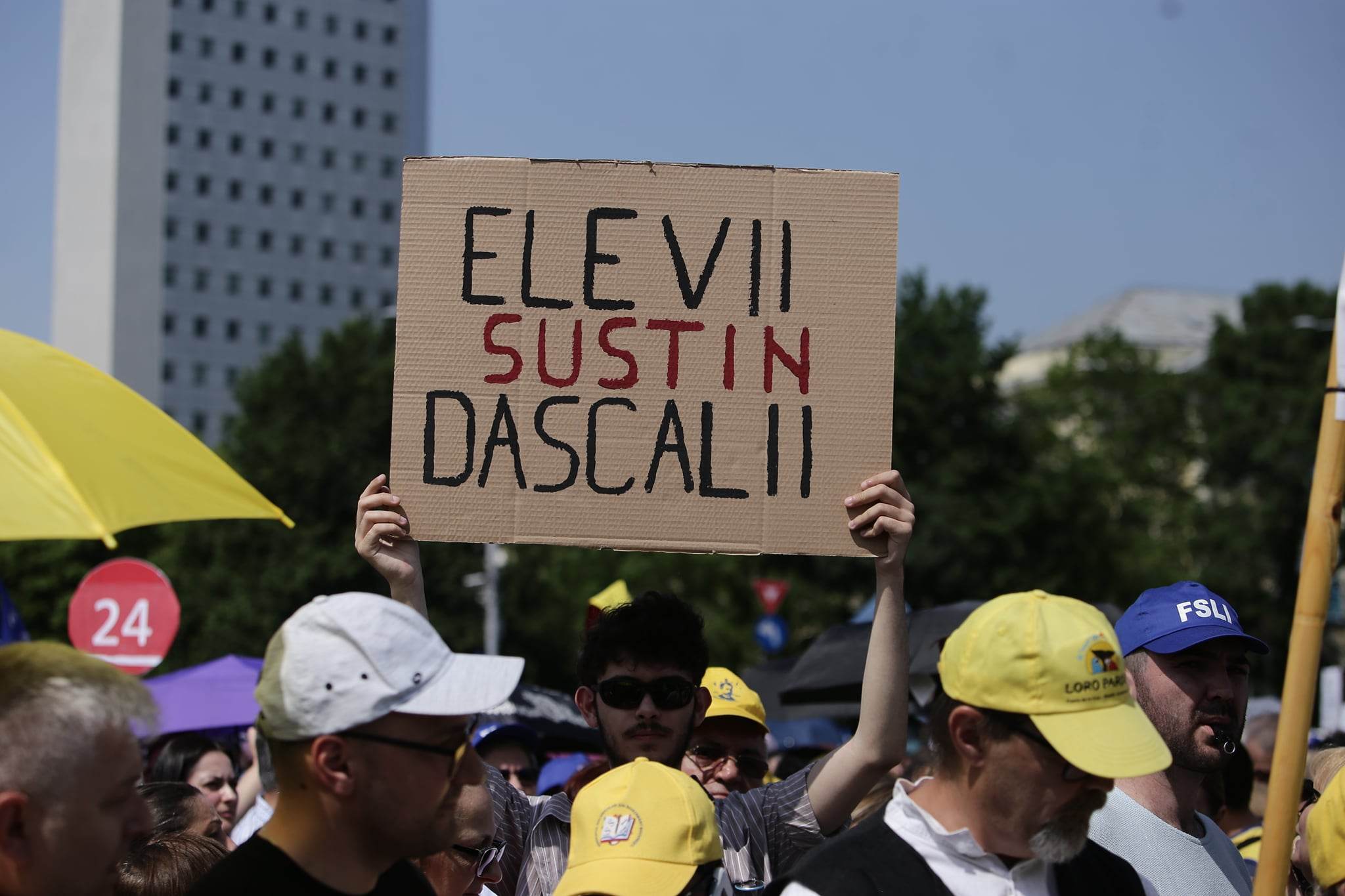 Elevi și studenți, alături de cadrele didactice la mitingul din Piața Victoriei. „Meseria aceasta nu mai e una dezirabilă. Vrem să-i susținem”