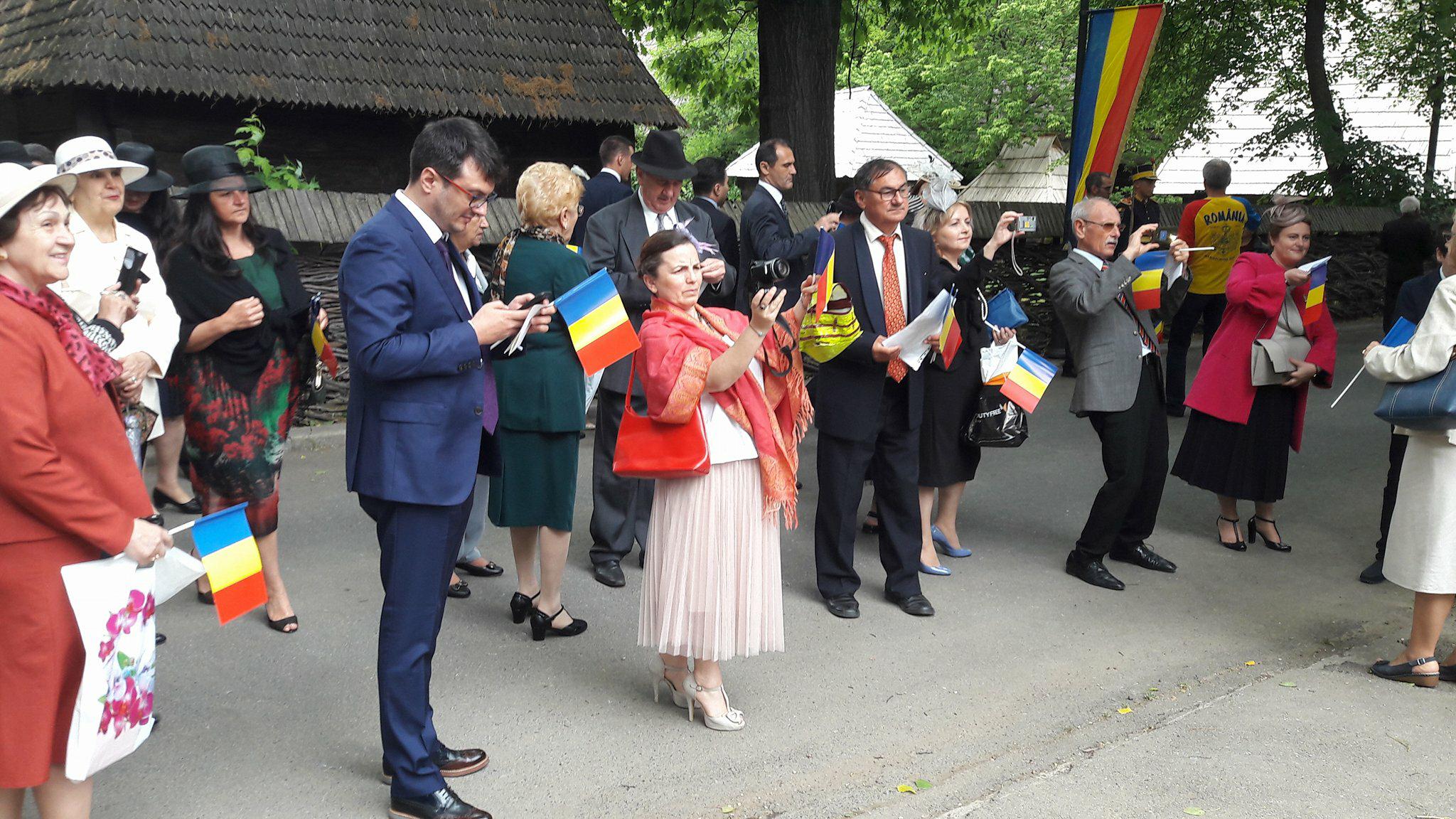 FOTO&VIDEO/ Sute de invitați la „Garden Party”, eveniment găzduit de Palatul Elisabeta, de Ziua Regalității